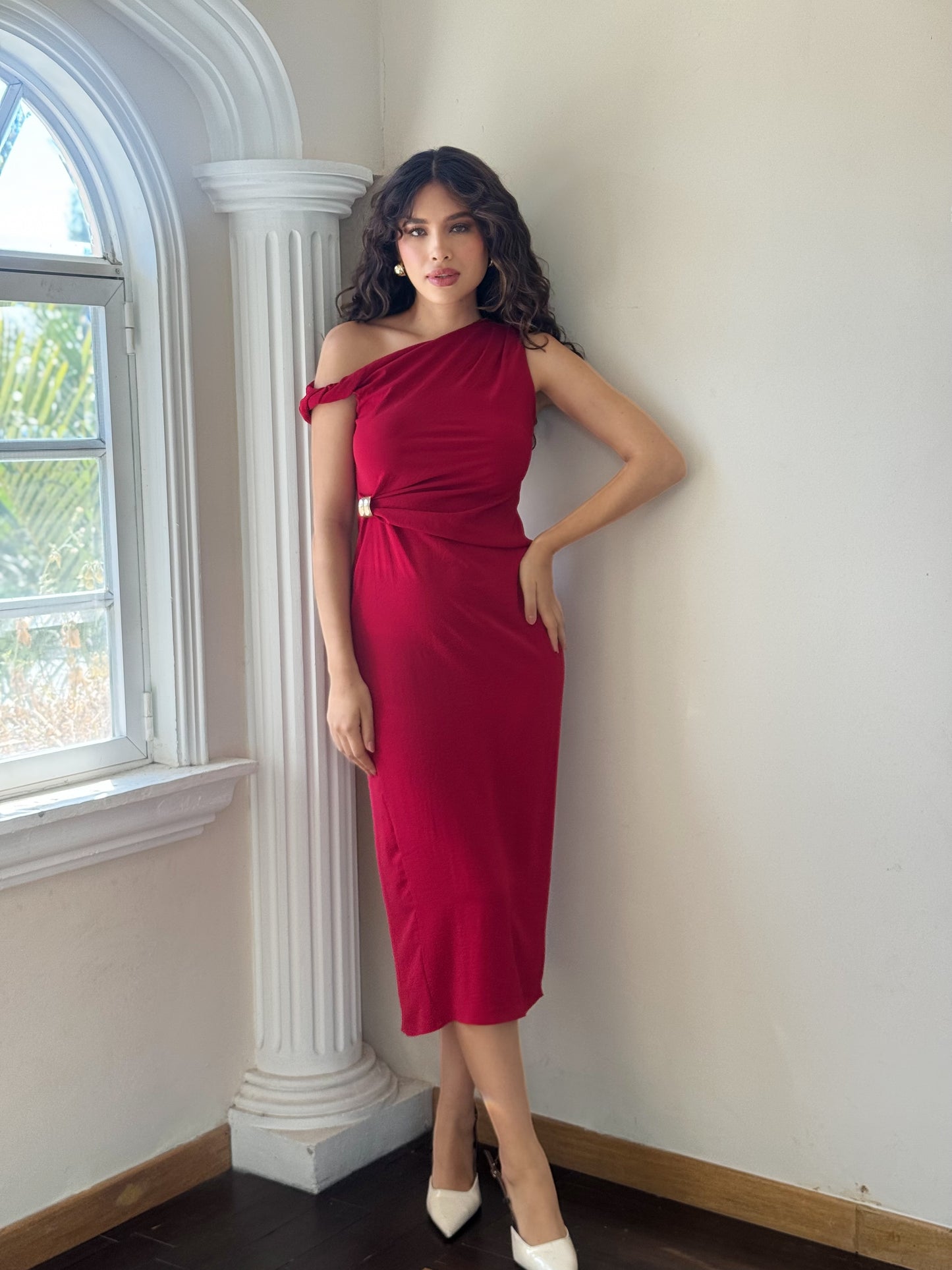 Vestido un hombro con broche