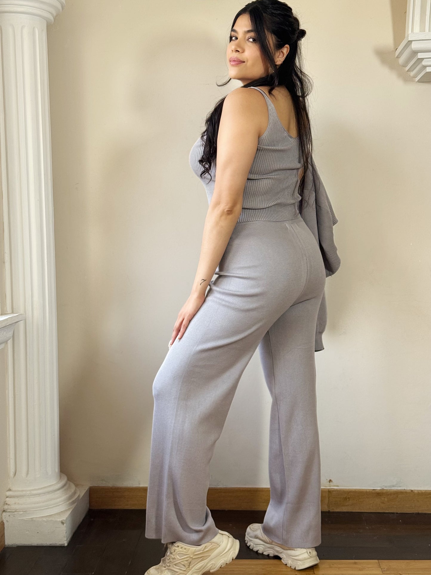 Conjunto tejido de tres piezas.