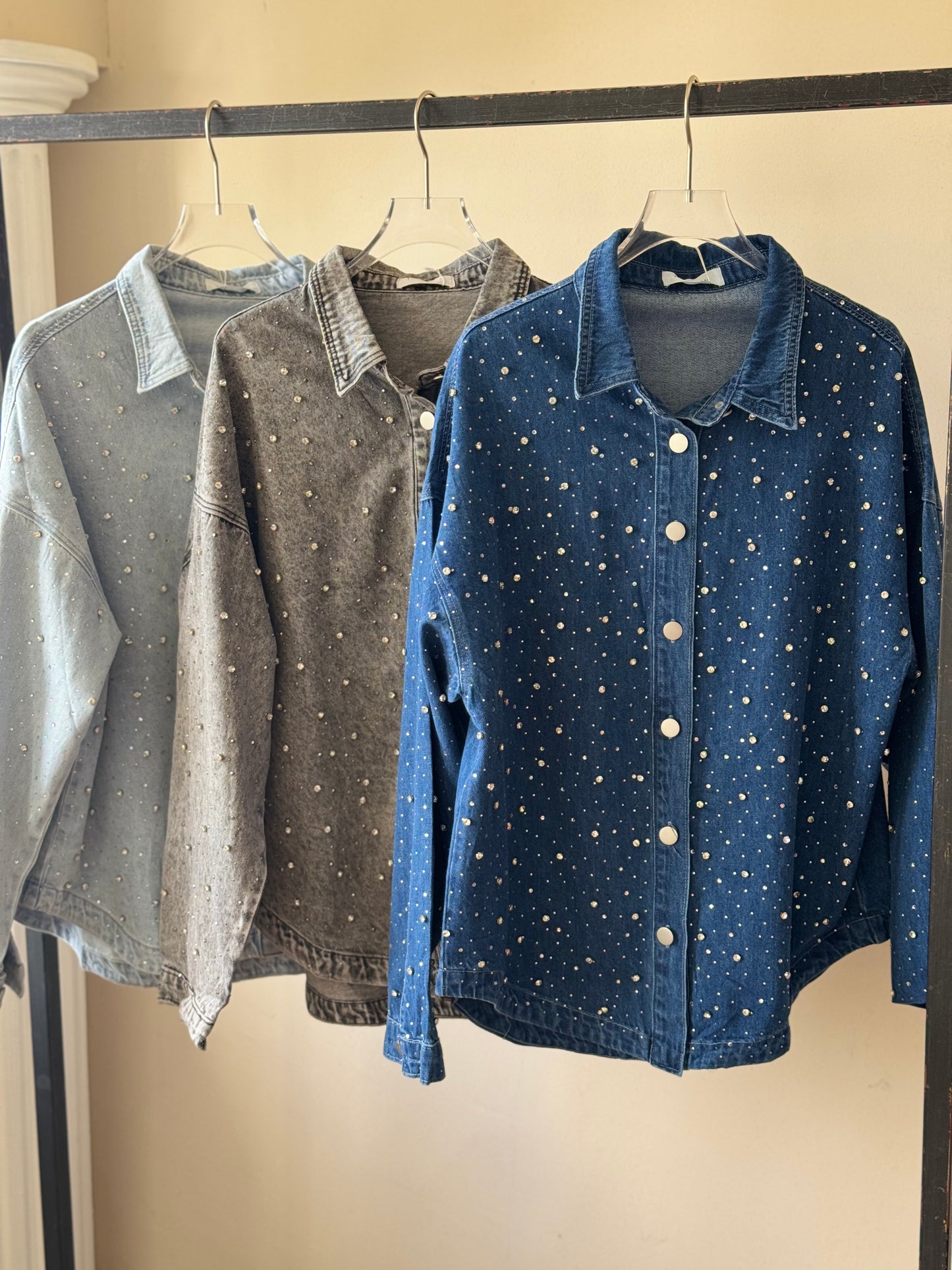 Sobre camisa de mezclilla con brillos