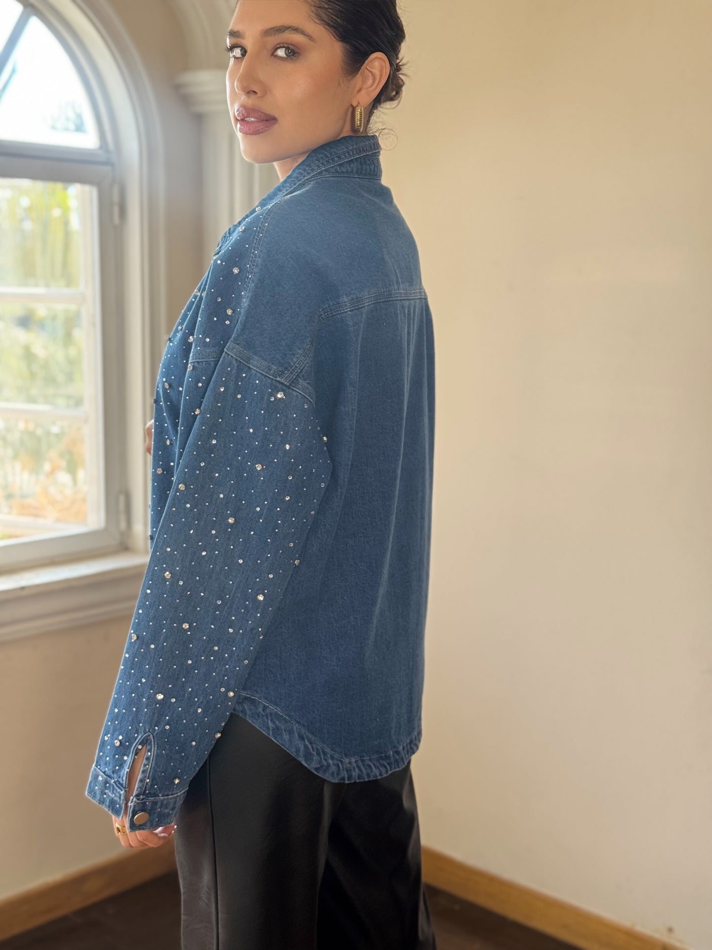 Sobre camisa de mezclilla con brillos