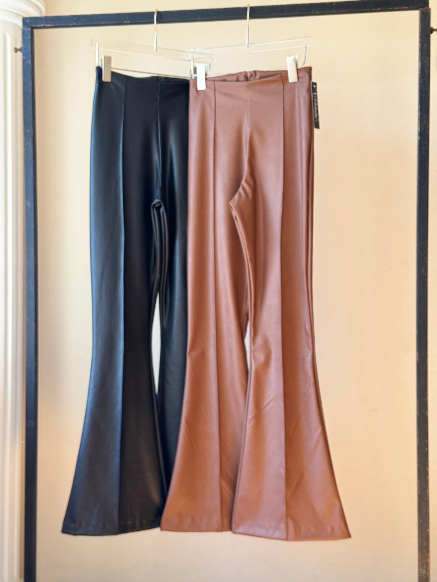 Pantalón  vinipiel acampanado