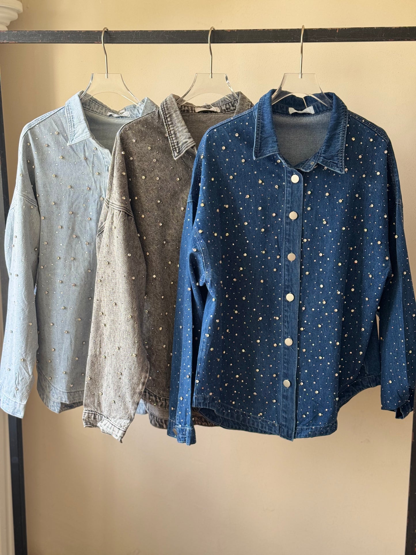 Sobre camisa de mezclilla con brillos