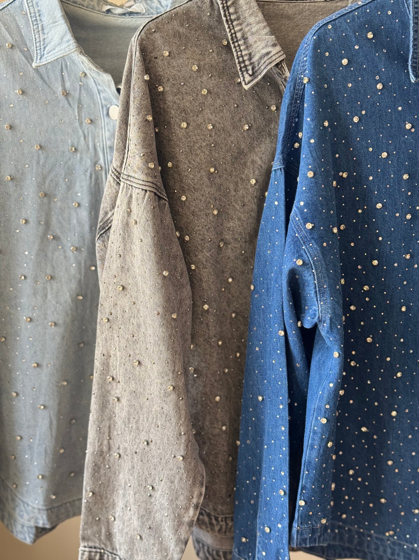 Sobre camisa de mezclilla con brillos