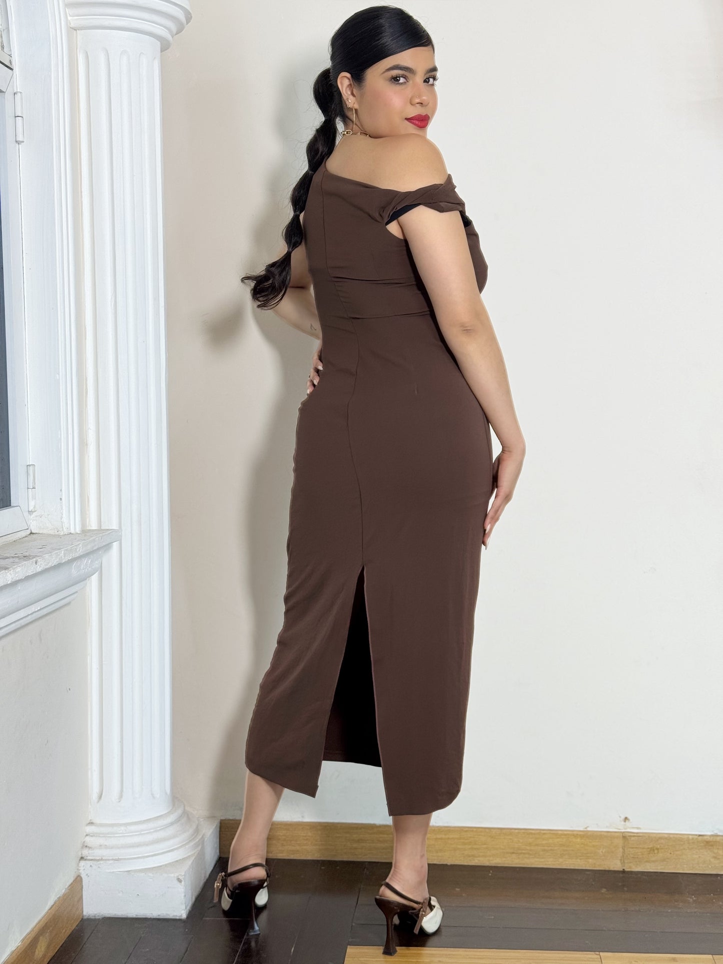 Vestido un hombro con broche