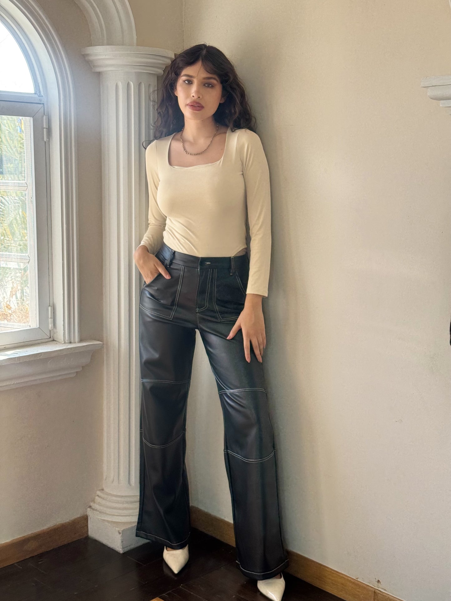 Pantalón de vinipiel con costura