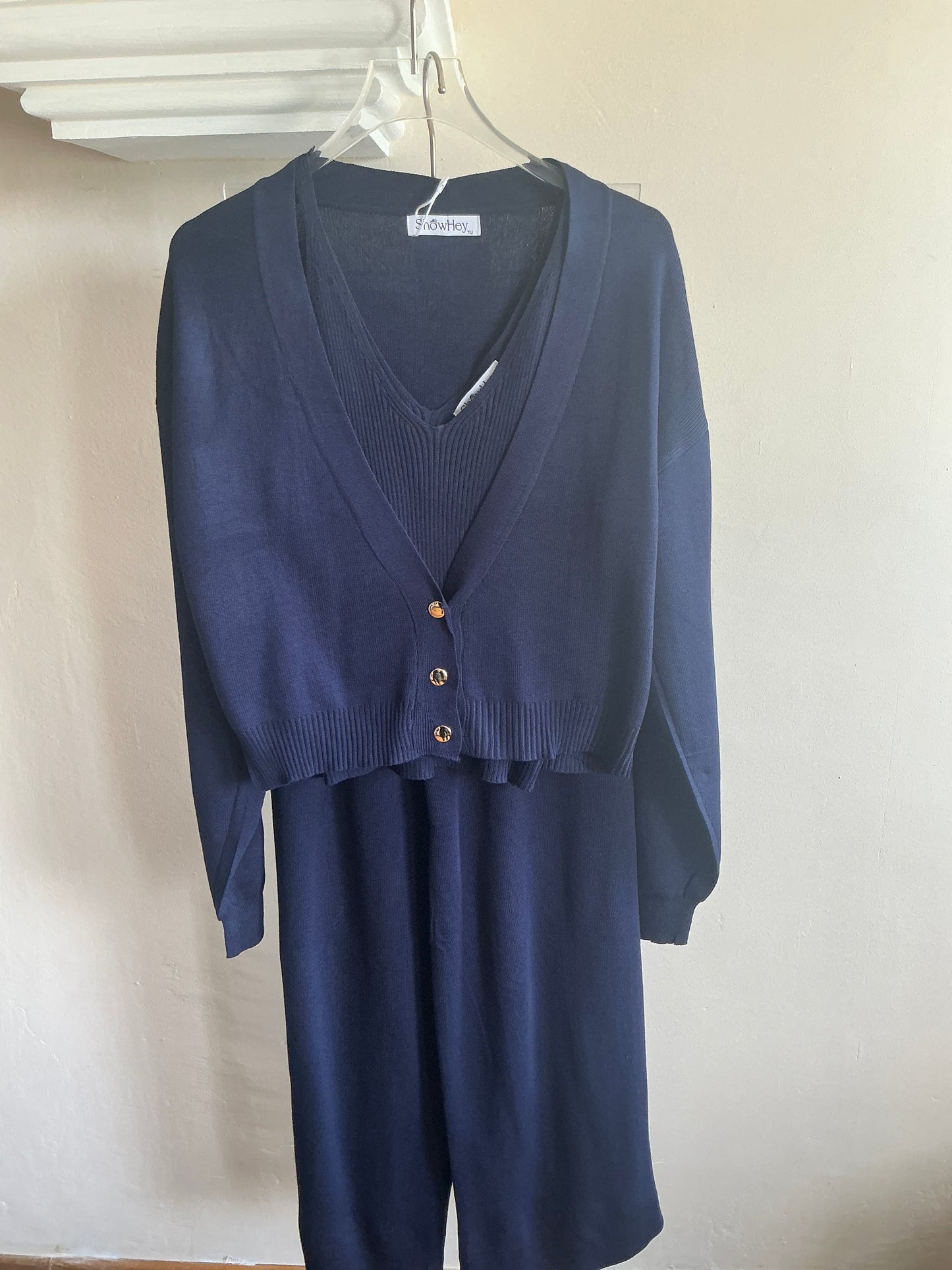 Conjunto tejido de tres piezas.