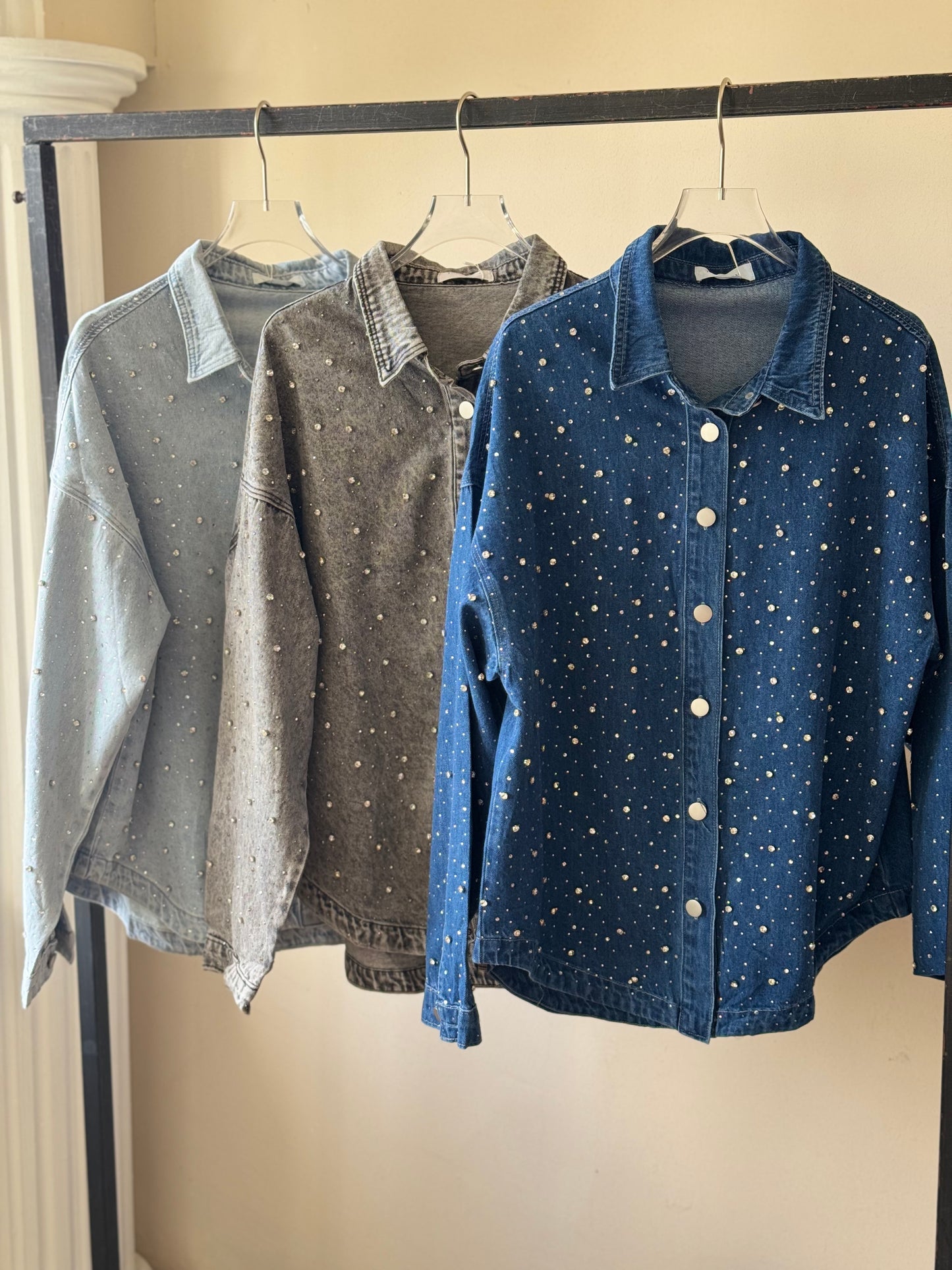 Sobre camisa de mezclilla con brillos