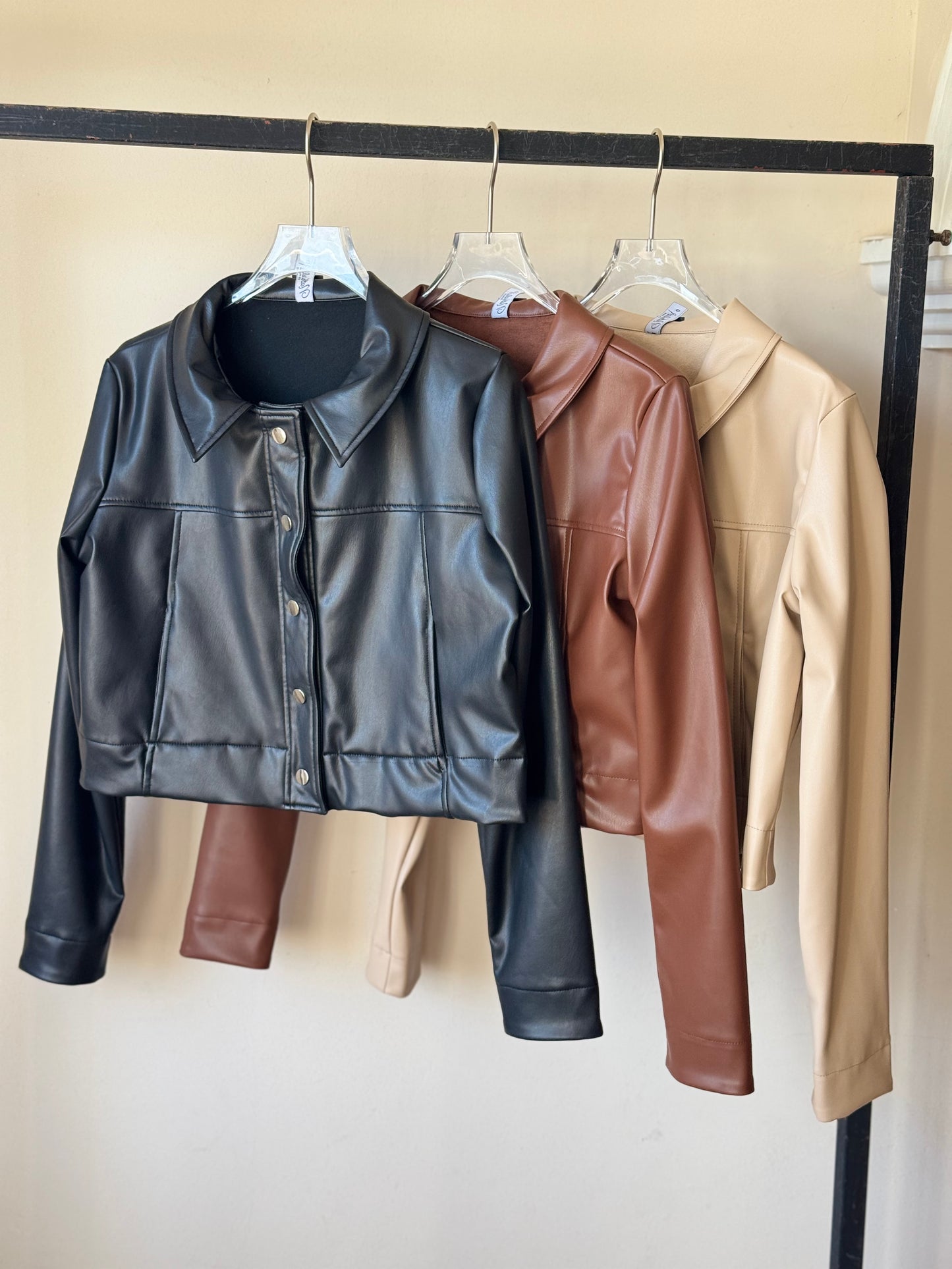 Chaqueta corta de vinipiel