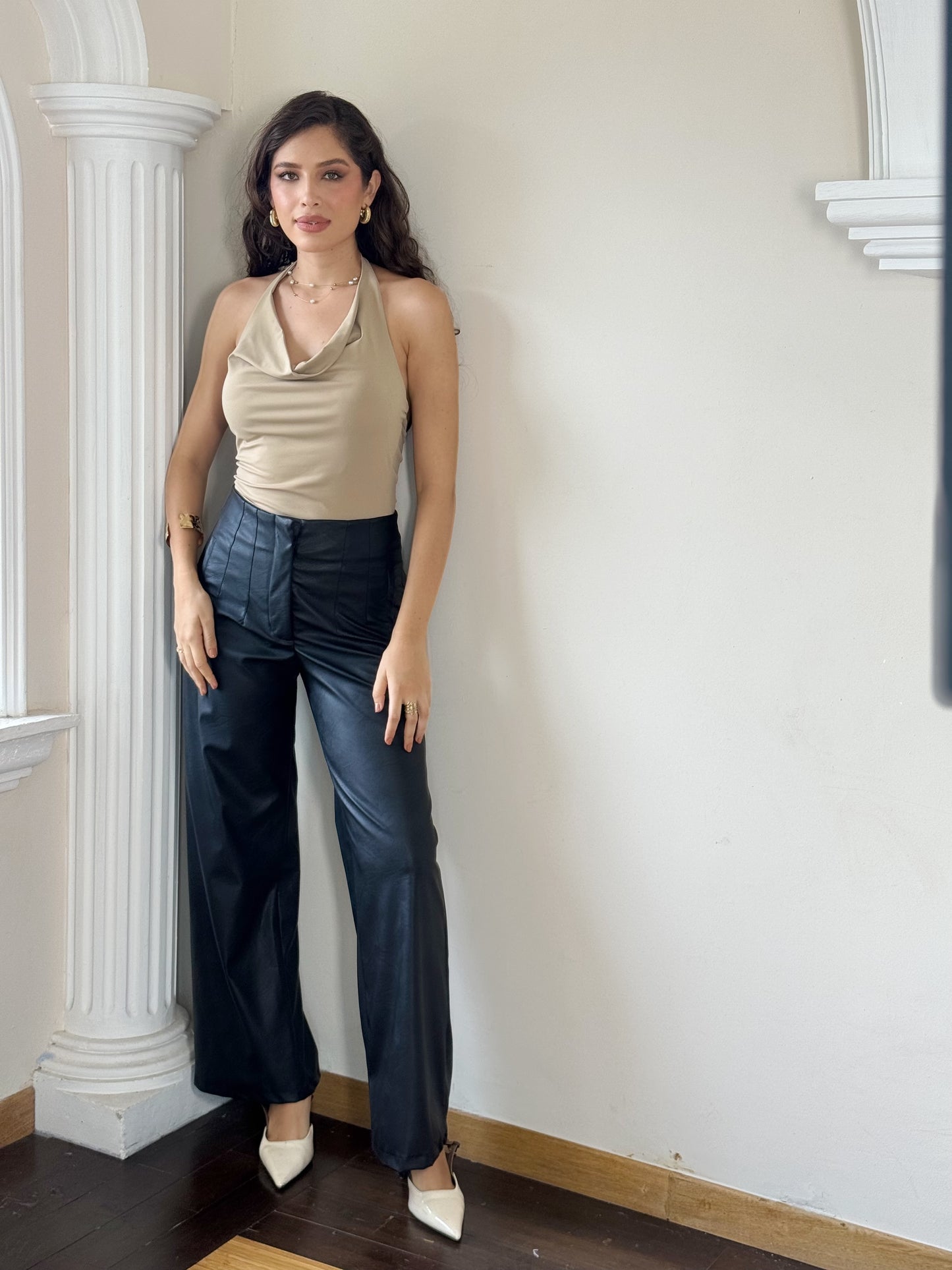 Pantalón con pinzas vinipiel