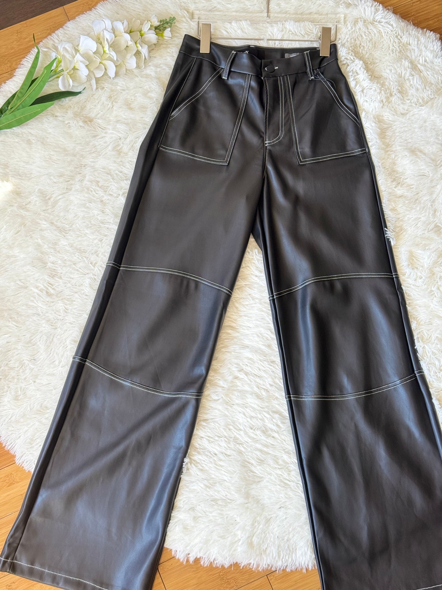 Pantalón de vinipiel con costura