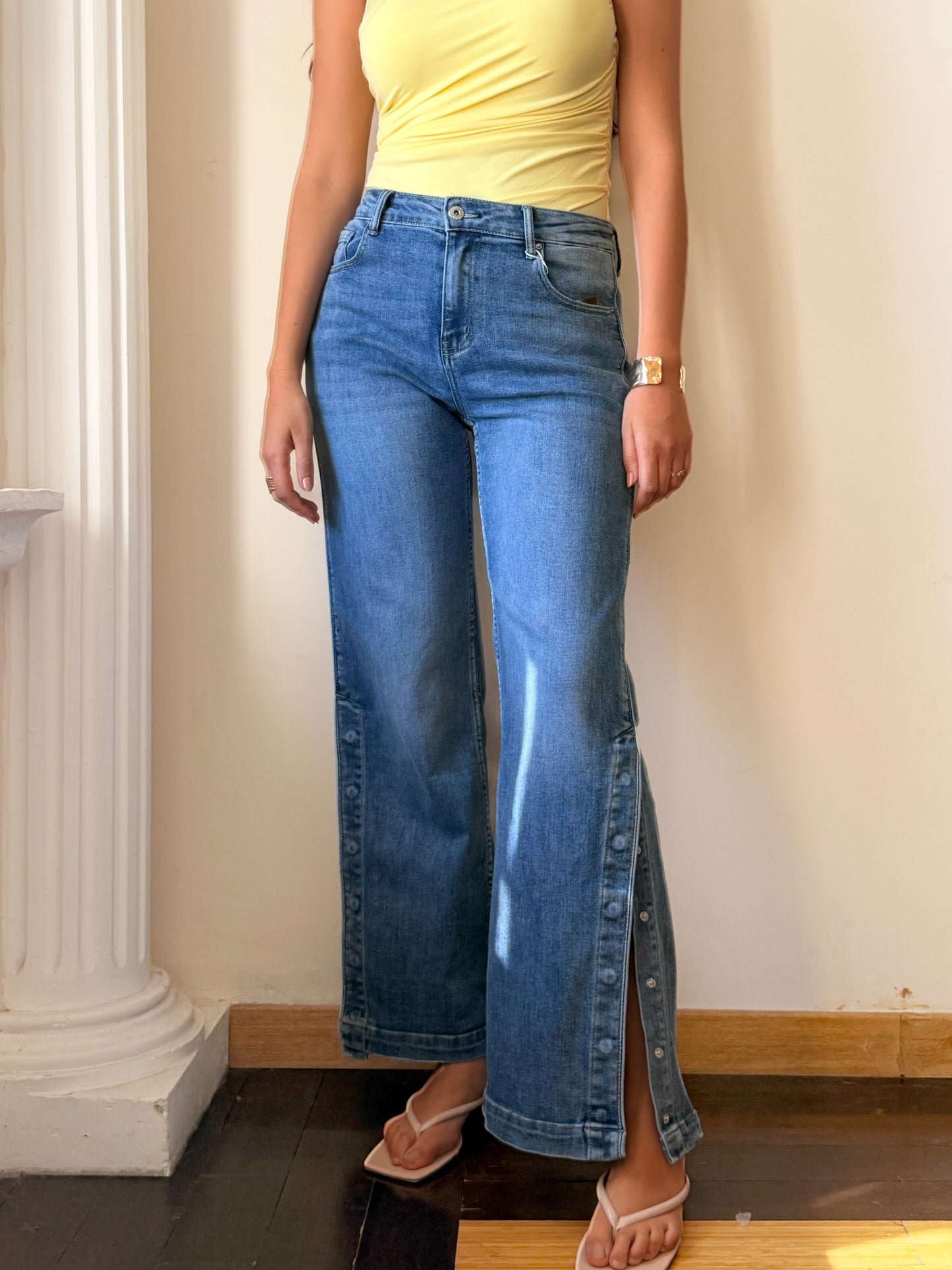 Jeans Flare con Botones Laterales
