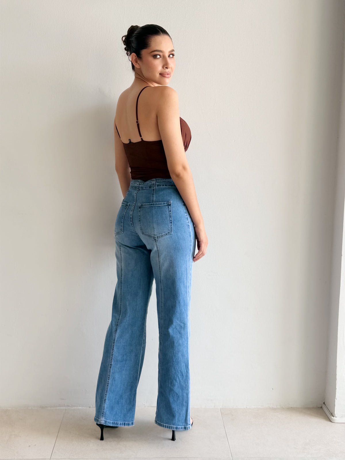 Pantalon pinzas frontales y aplicacion