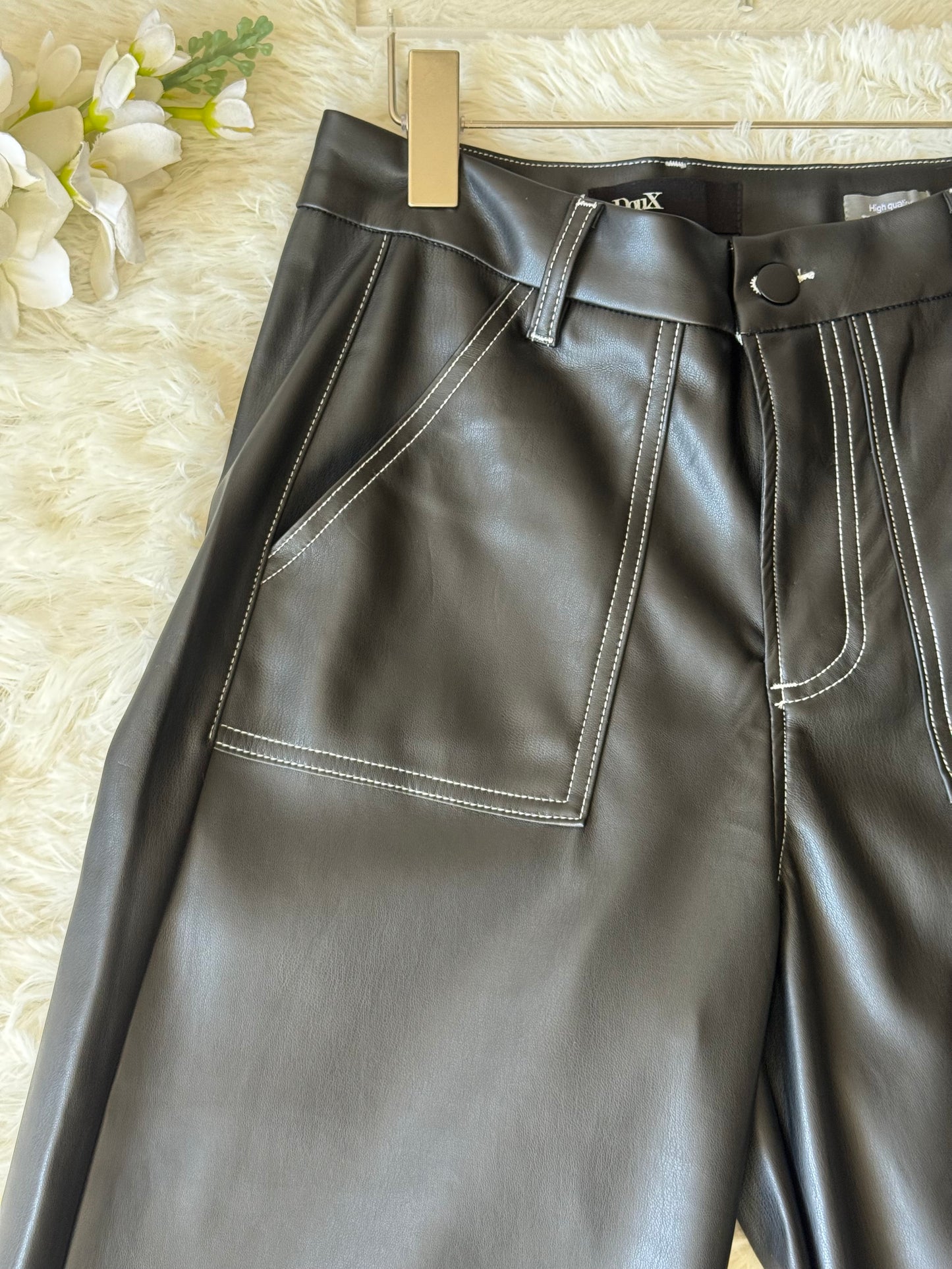 Pantalón de vinipiel con costura