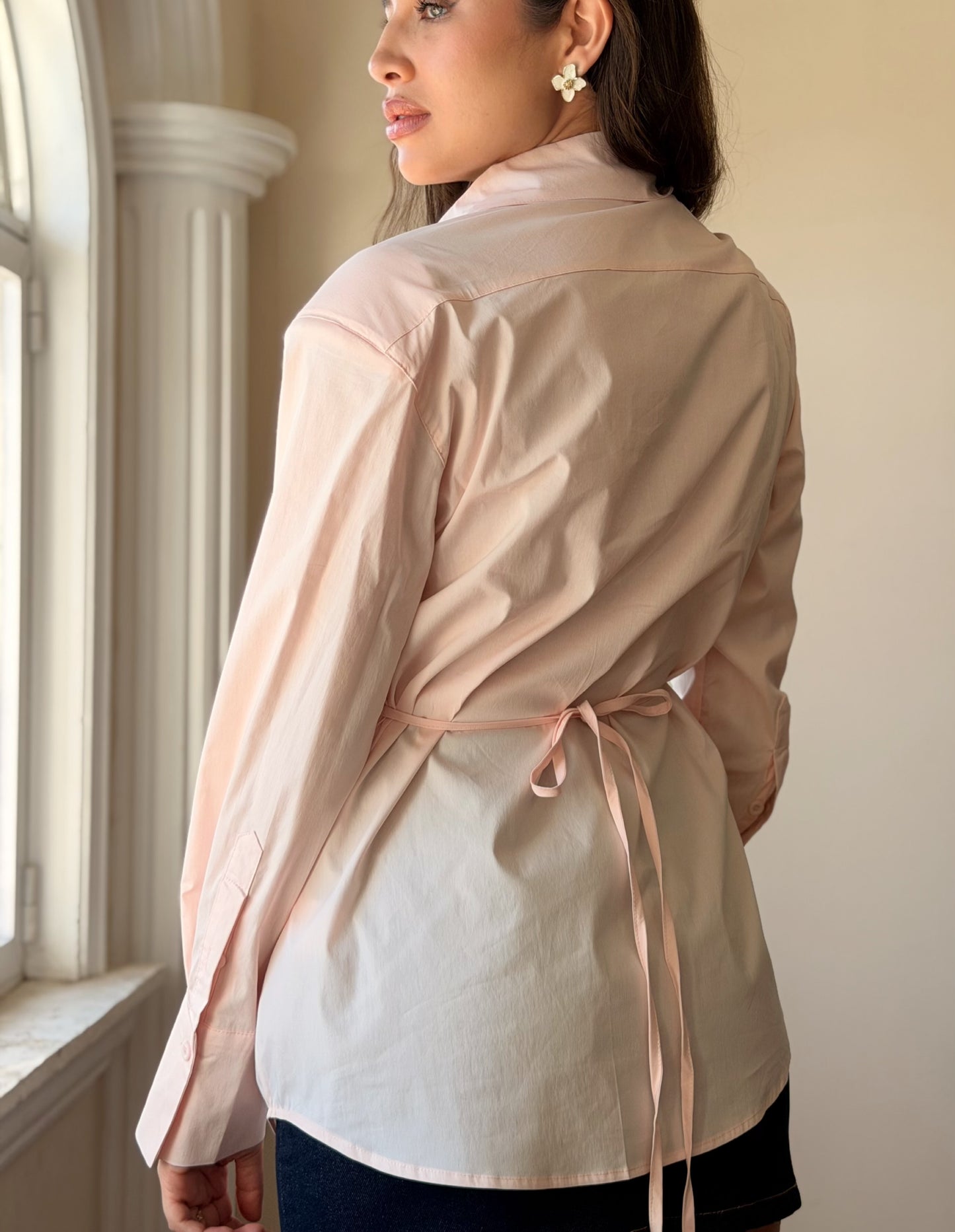 Camisa con hombreras y corbata