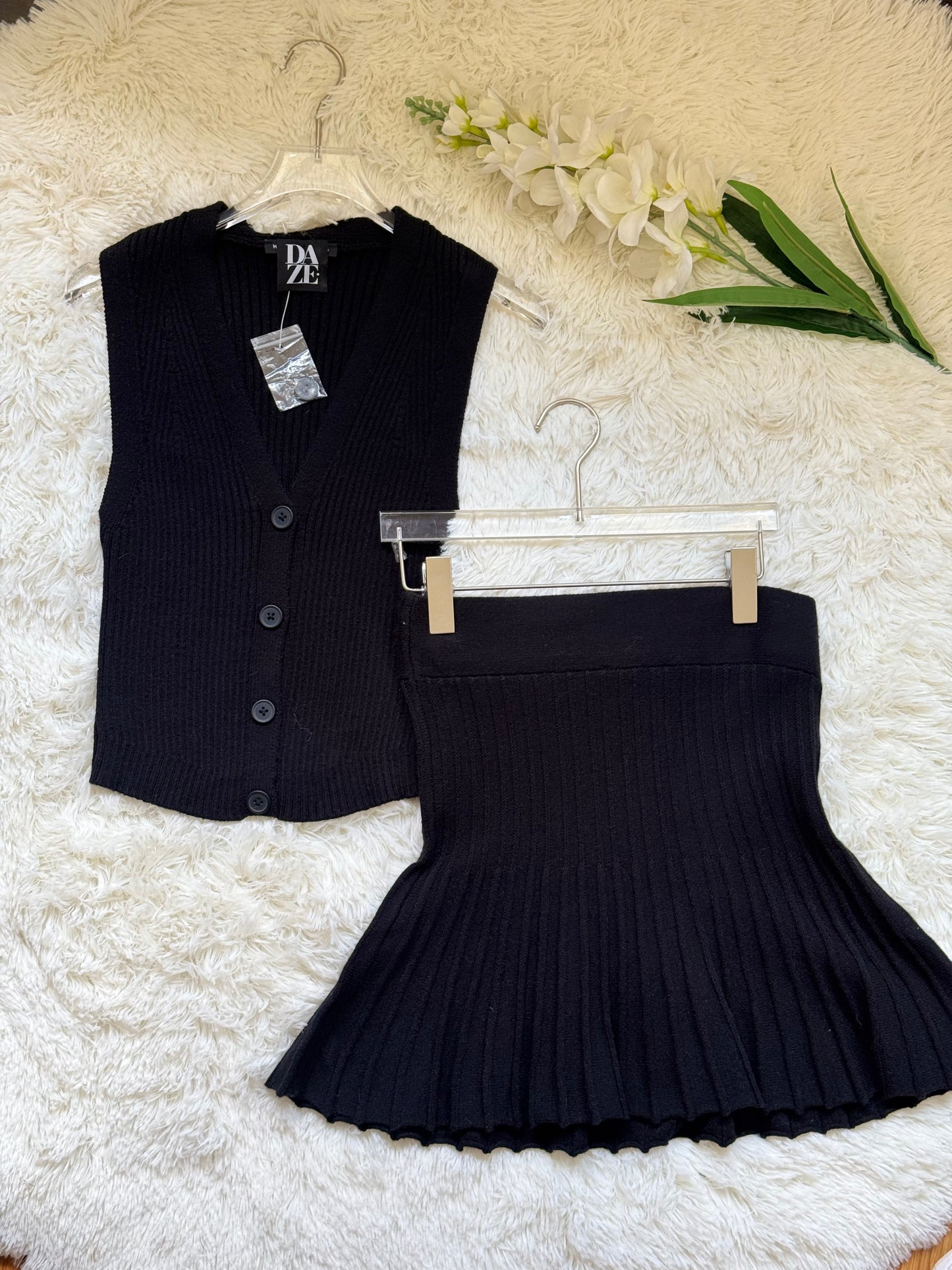 Conjunto de falda tableada y chaleco tejido