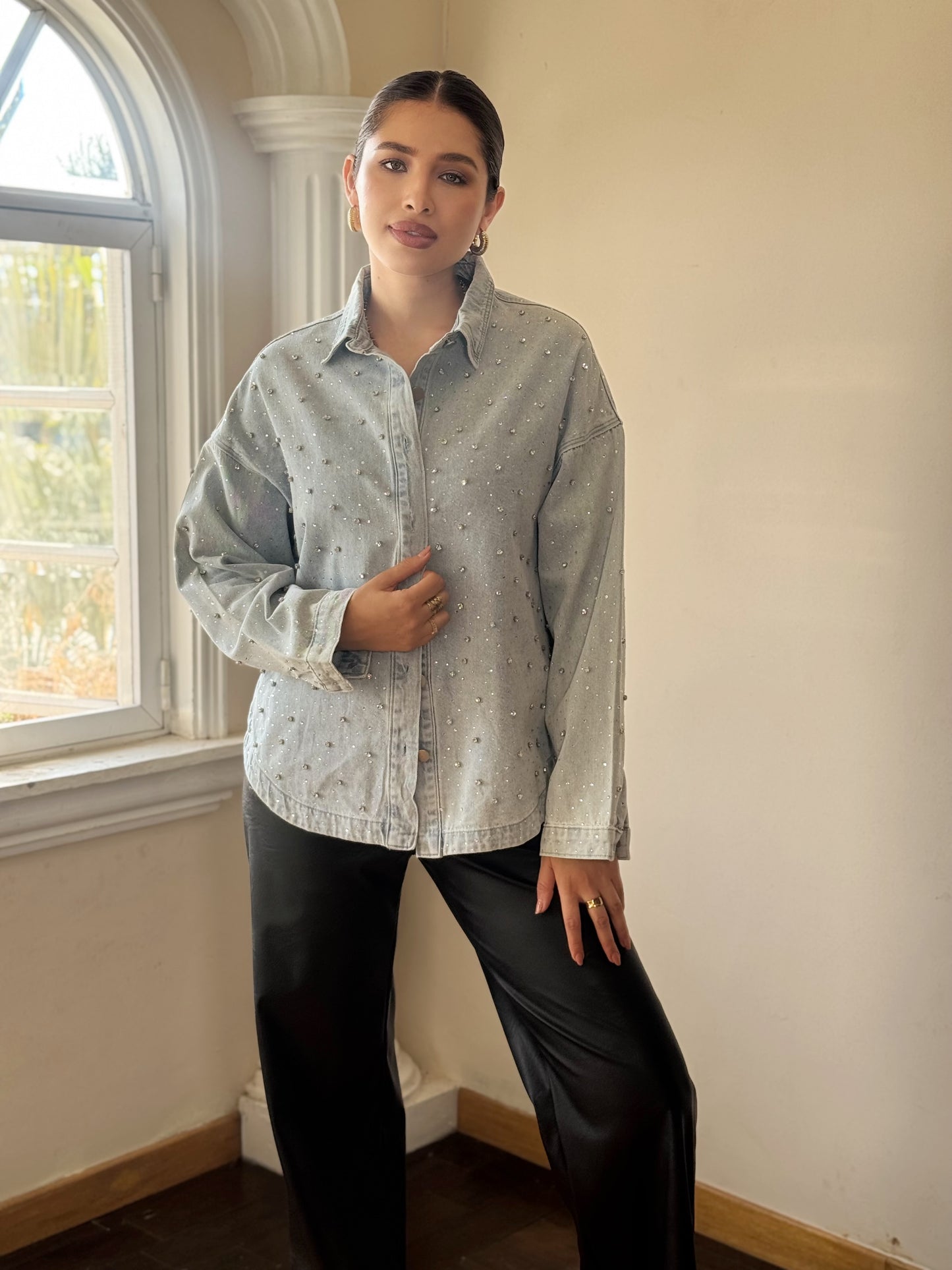 Sobre camisa de mezclilla con brillos