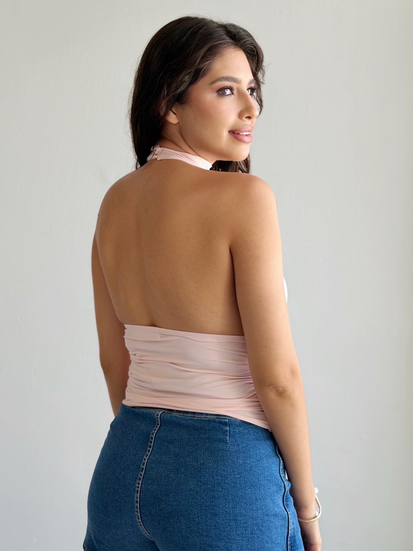 Top halter con broche dorado