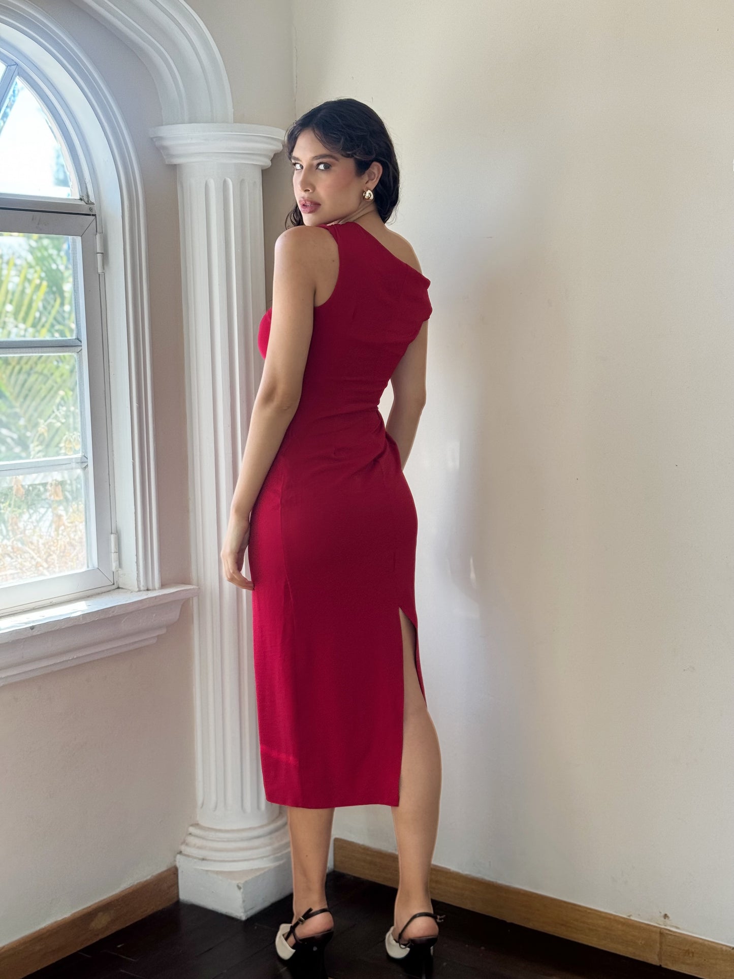 Vestido un hombro con broche