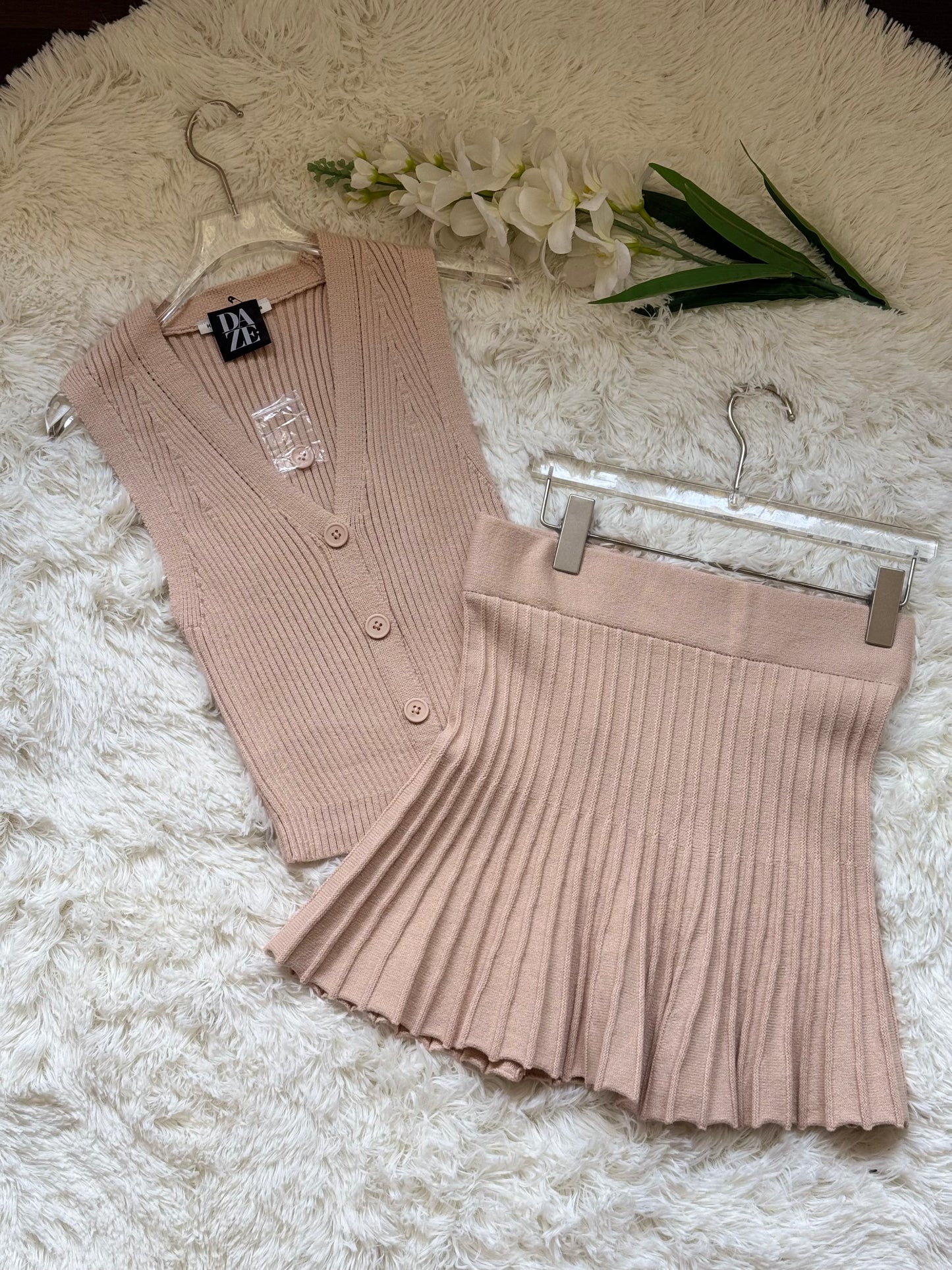 Conjunto de falda tableada y chaleco tejido