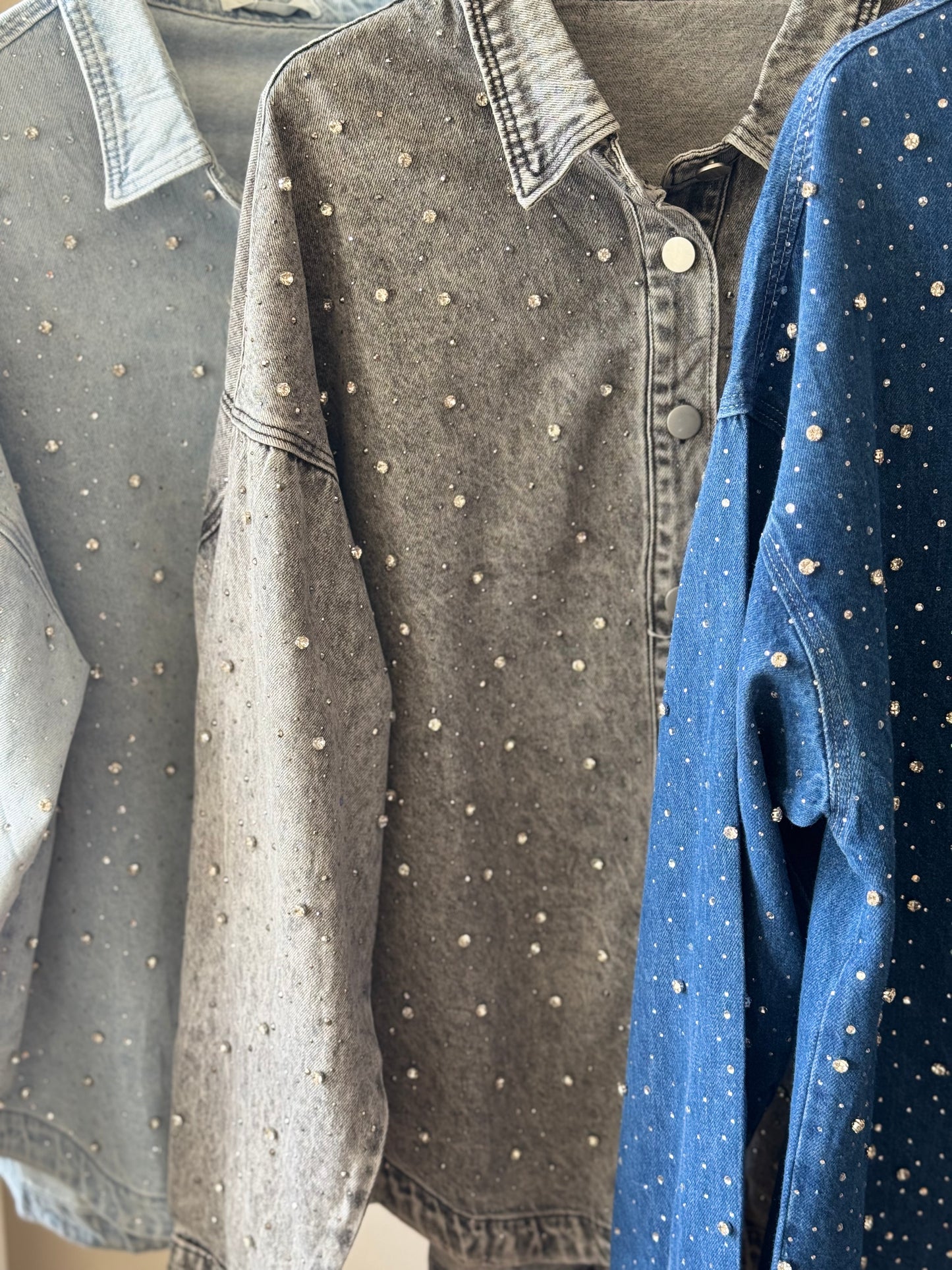 Sobre camisa de mezclilla con brillos