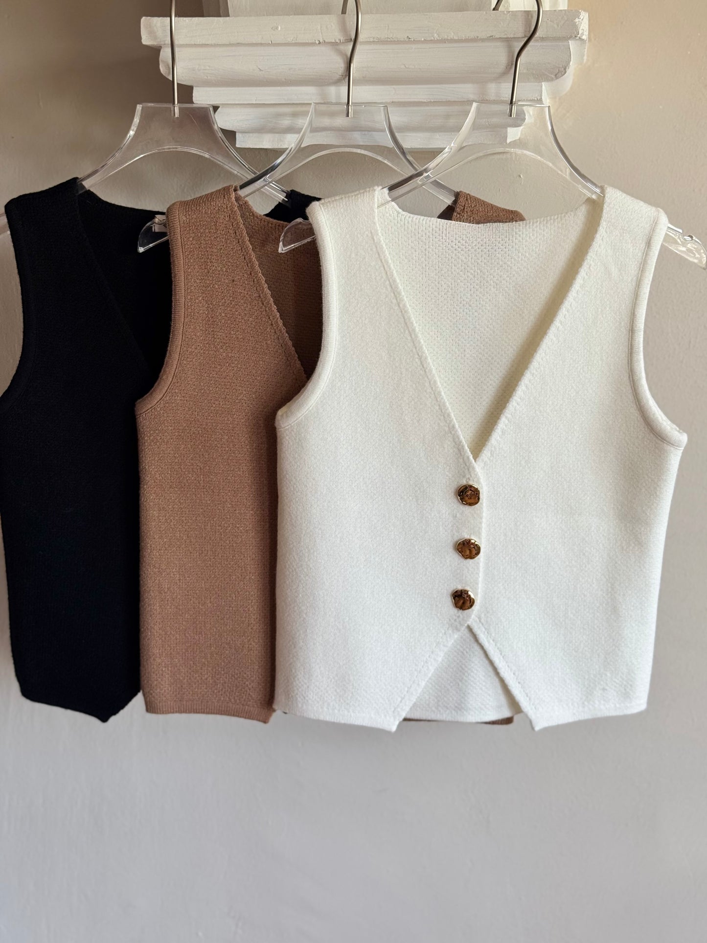 Chaleco tejido con botones dorados