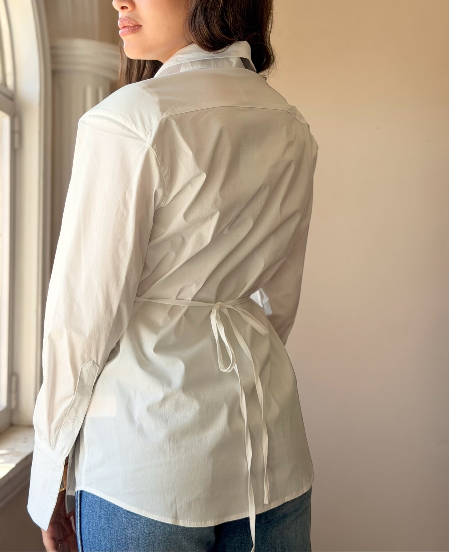 Camisa con hombreras y corbata