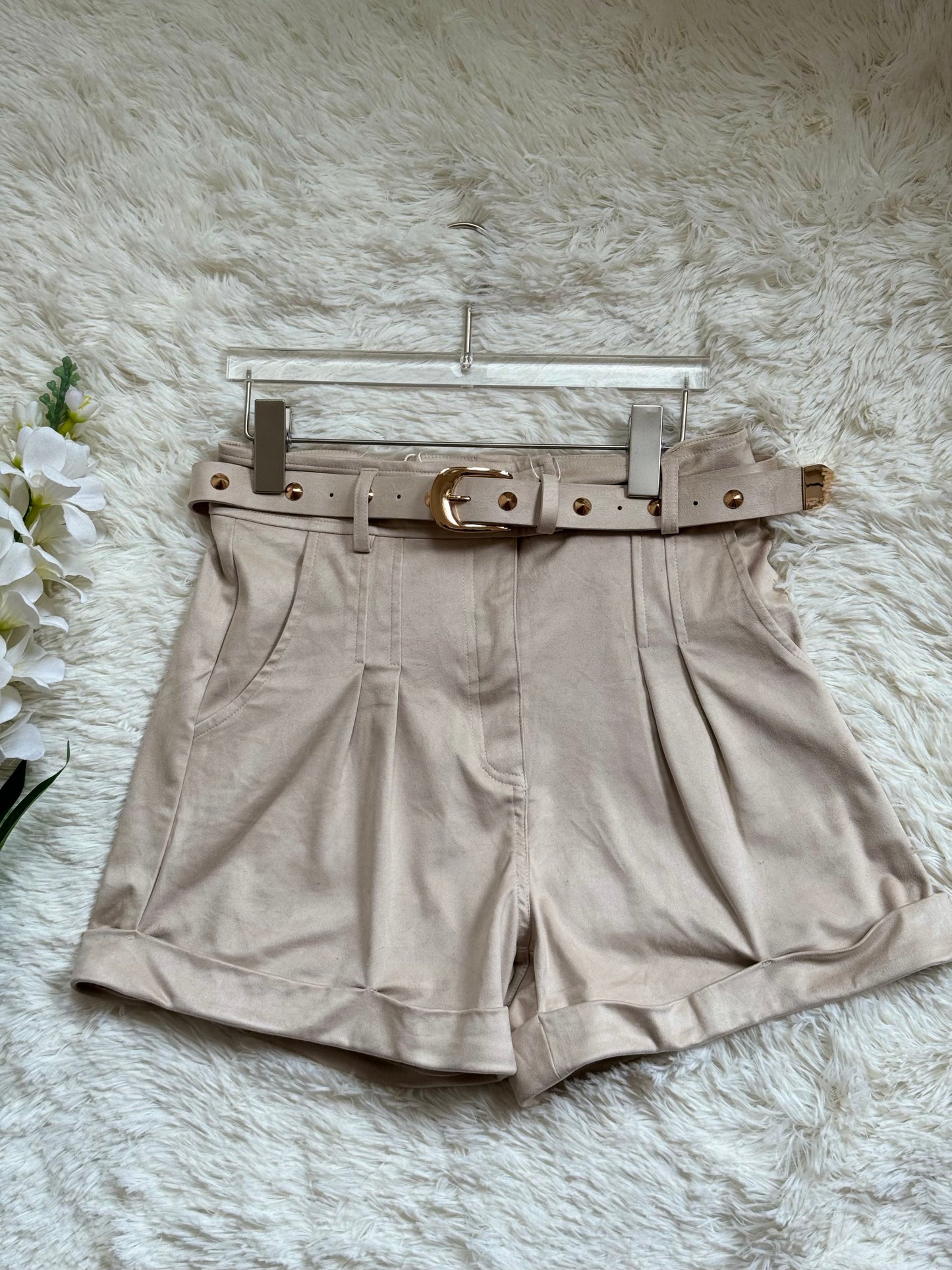 Short con cinturón de gamuza