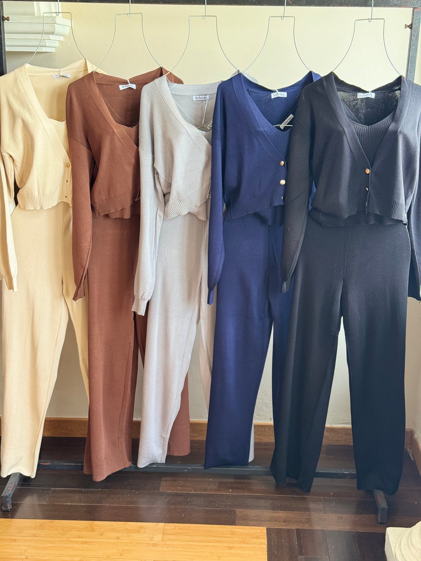 Conjunto tejido de tres piezas.