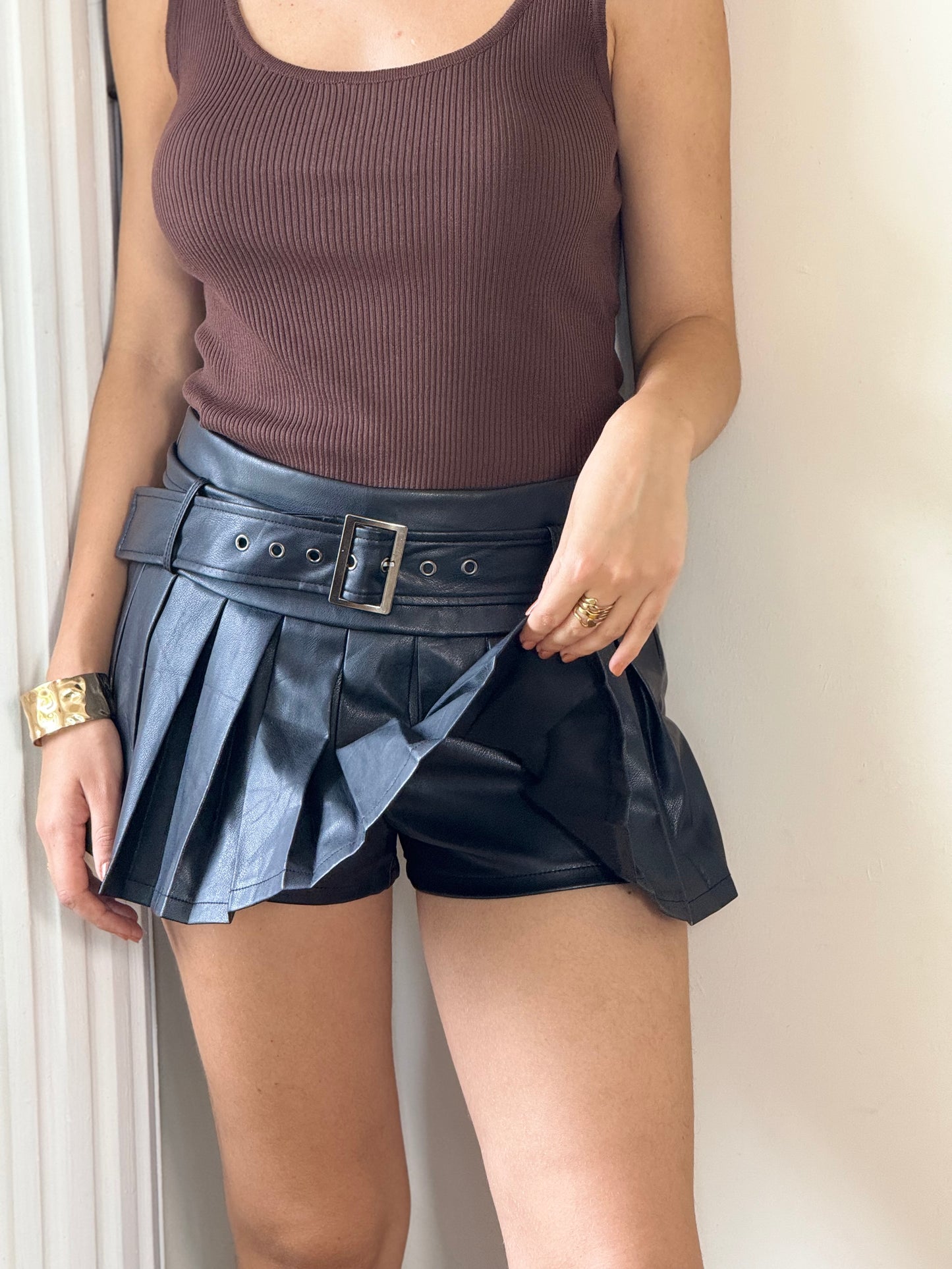 Falda tableada vinipiel con short