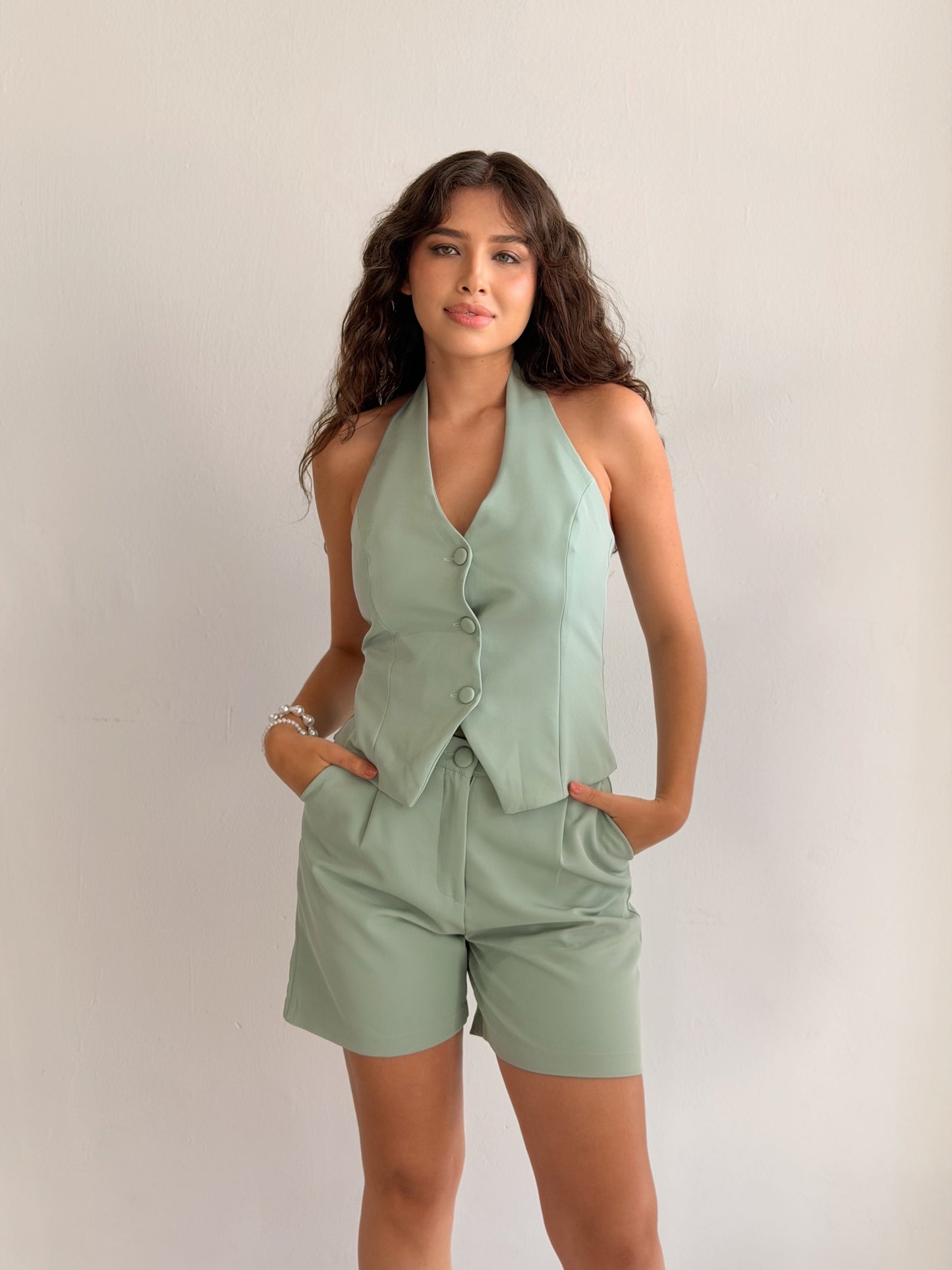Conjunto de short con chaleco sin espalda