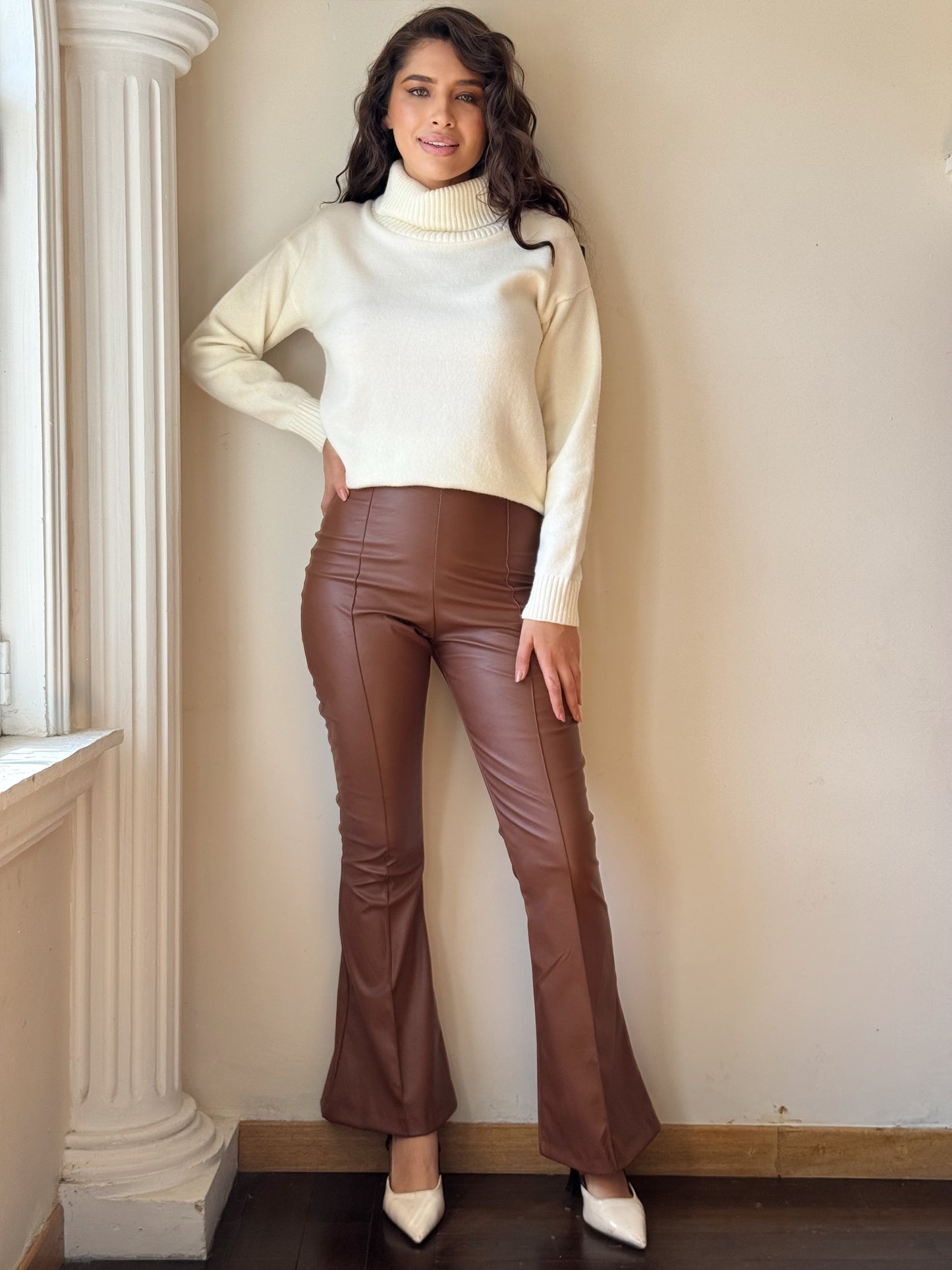 Pantalón  vinipiel acampanado