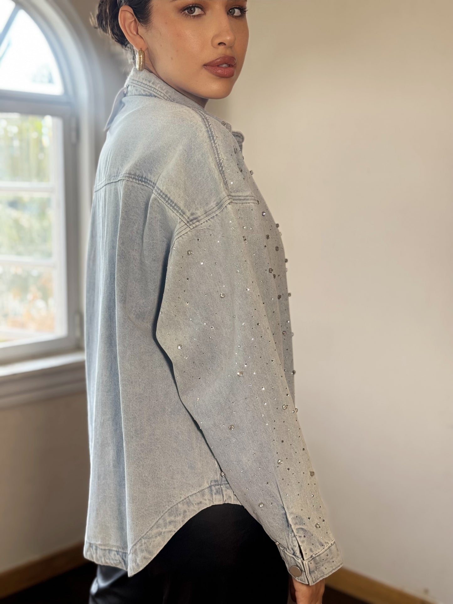 Sobre camisa de mezclilla con brillos