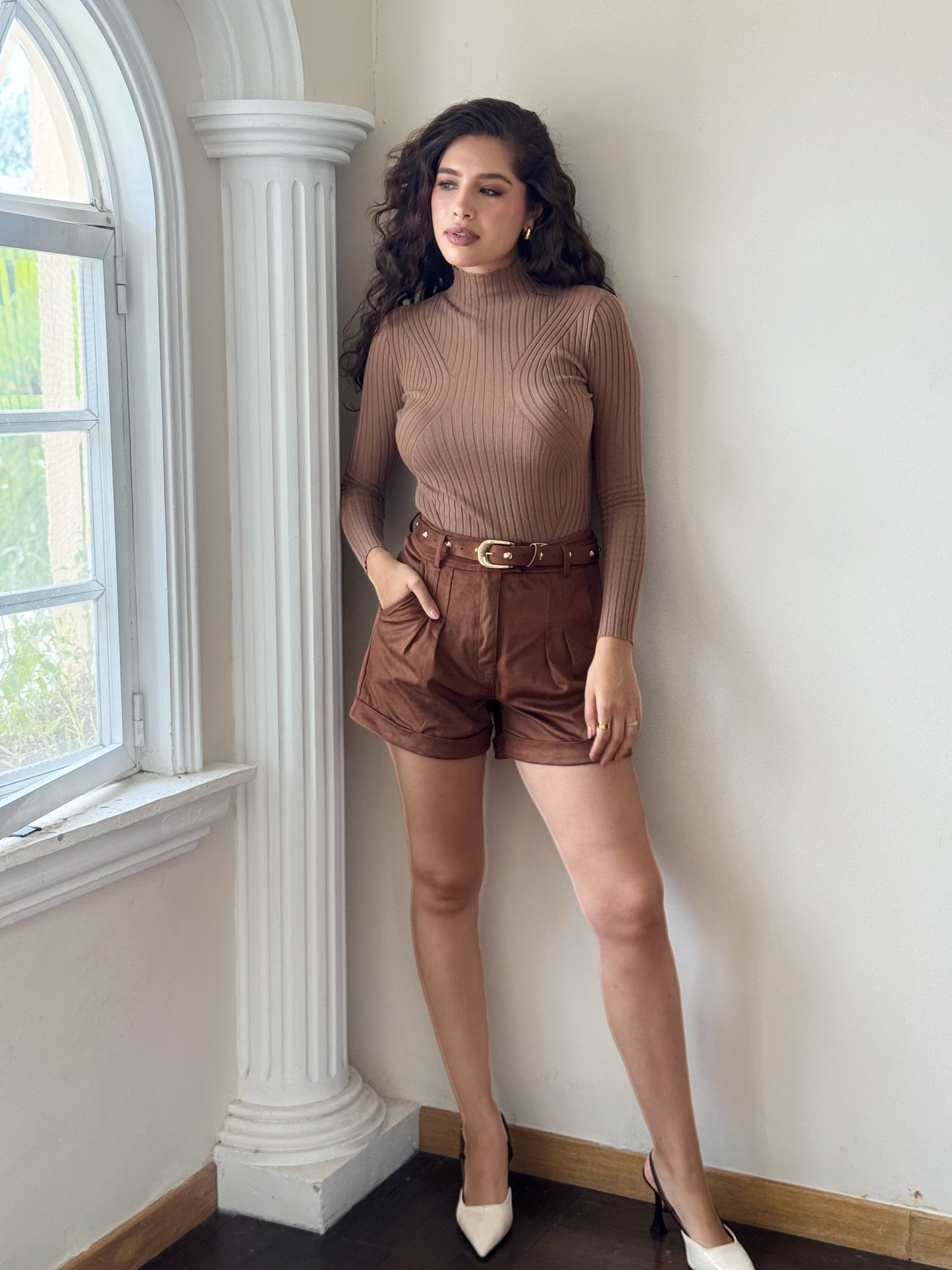 Short con cinturón de gamuza