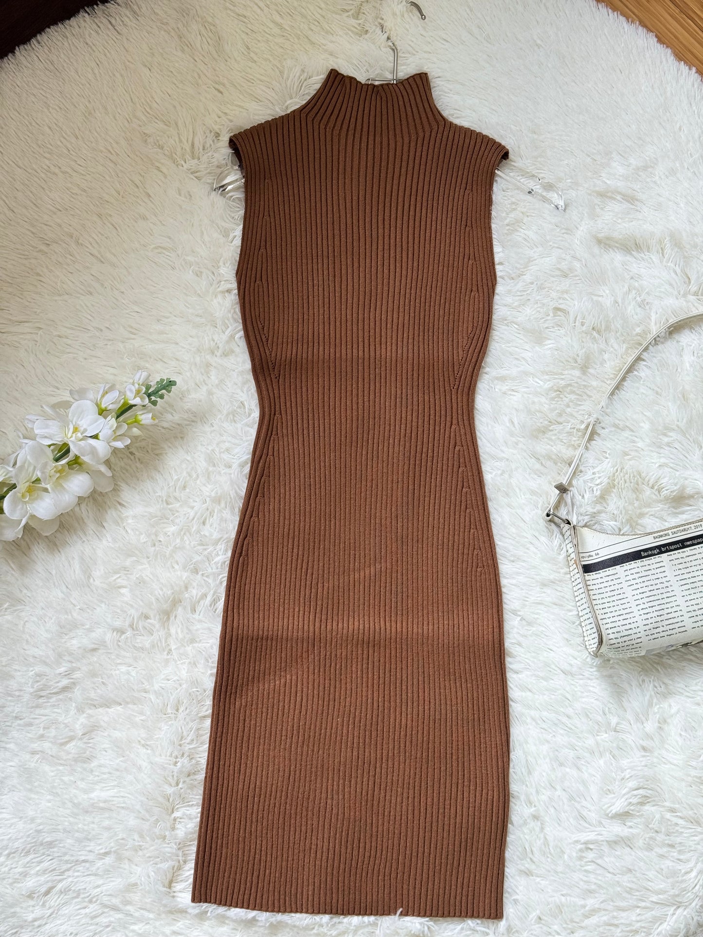 Vestido tejido cuello alto sin mangas