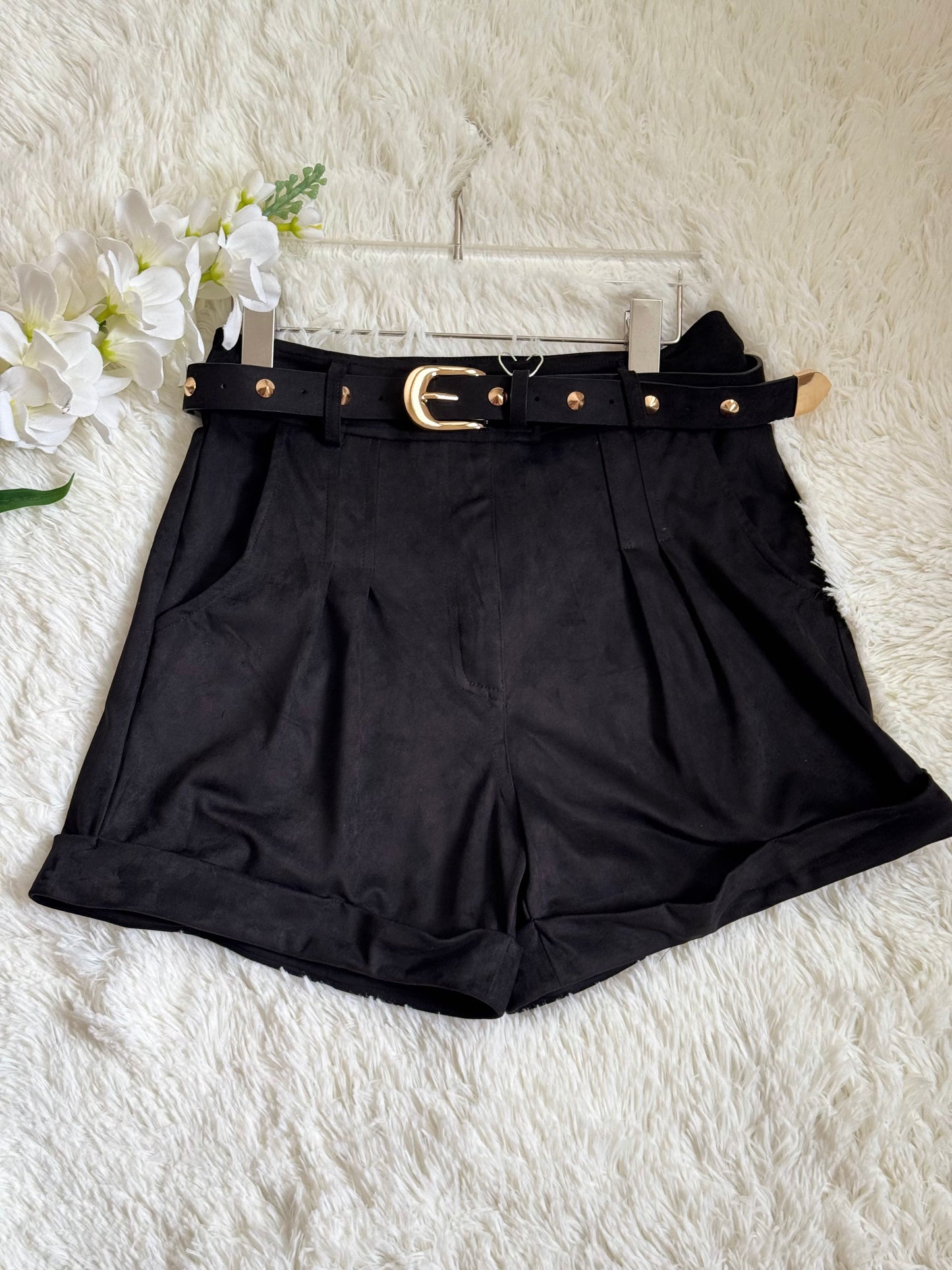 Short con cinturón de gamuza