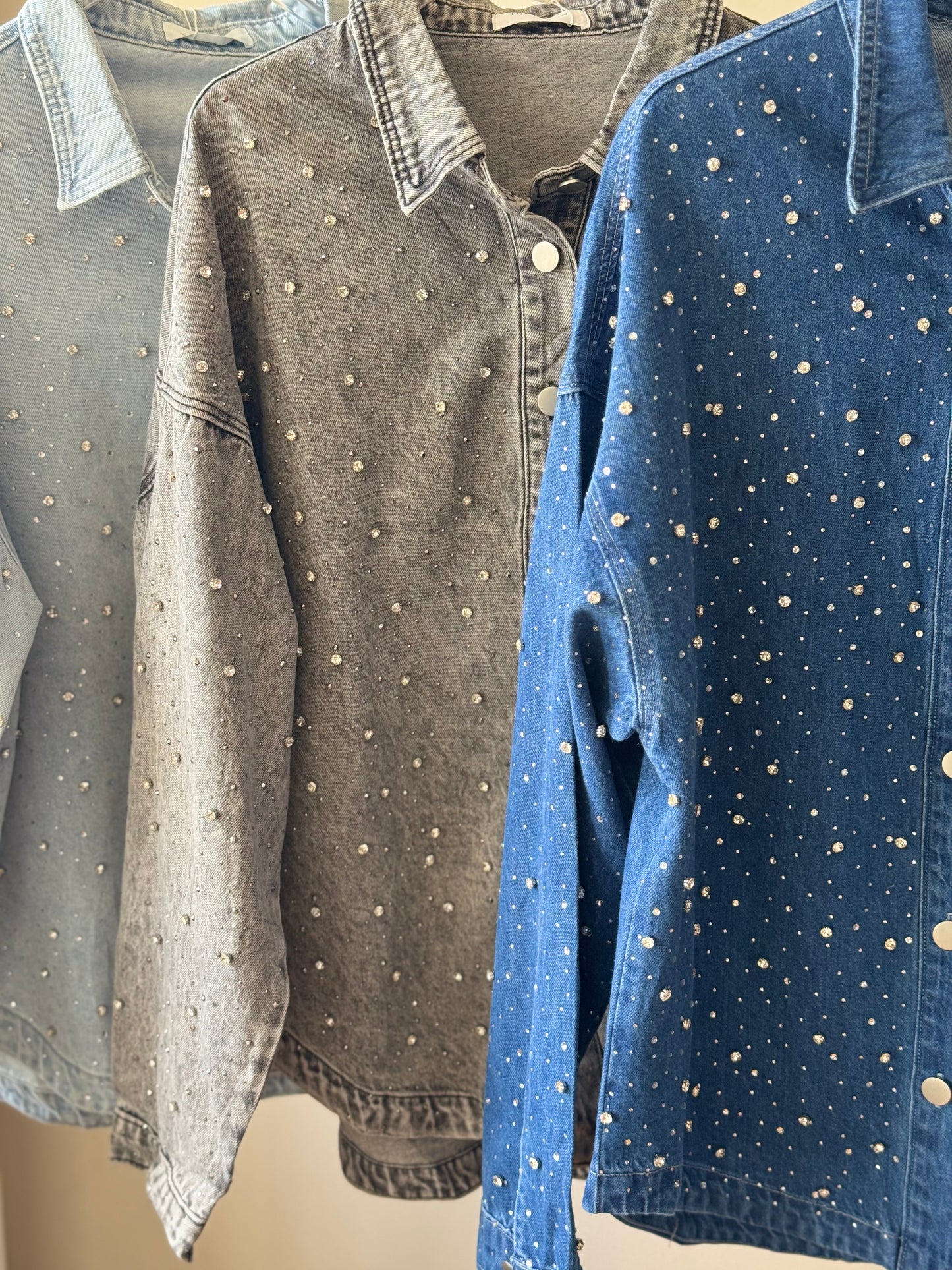 Sobre camisa de mezclilla con brillos