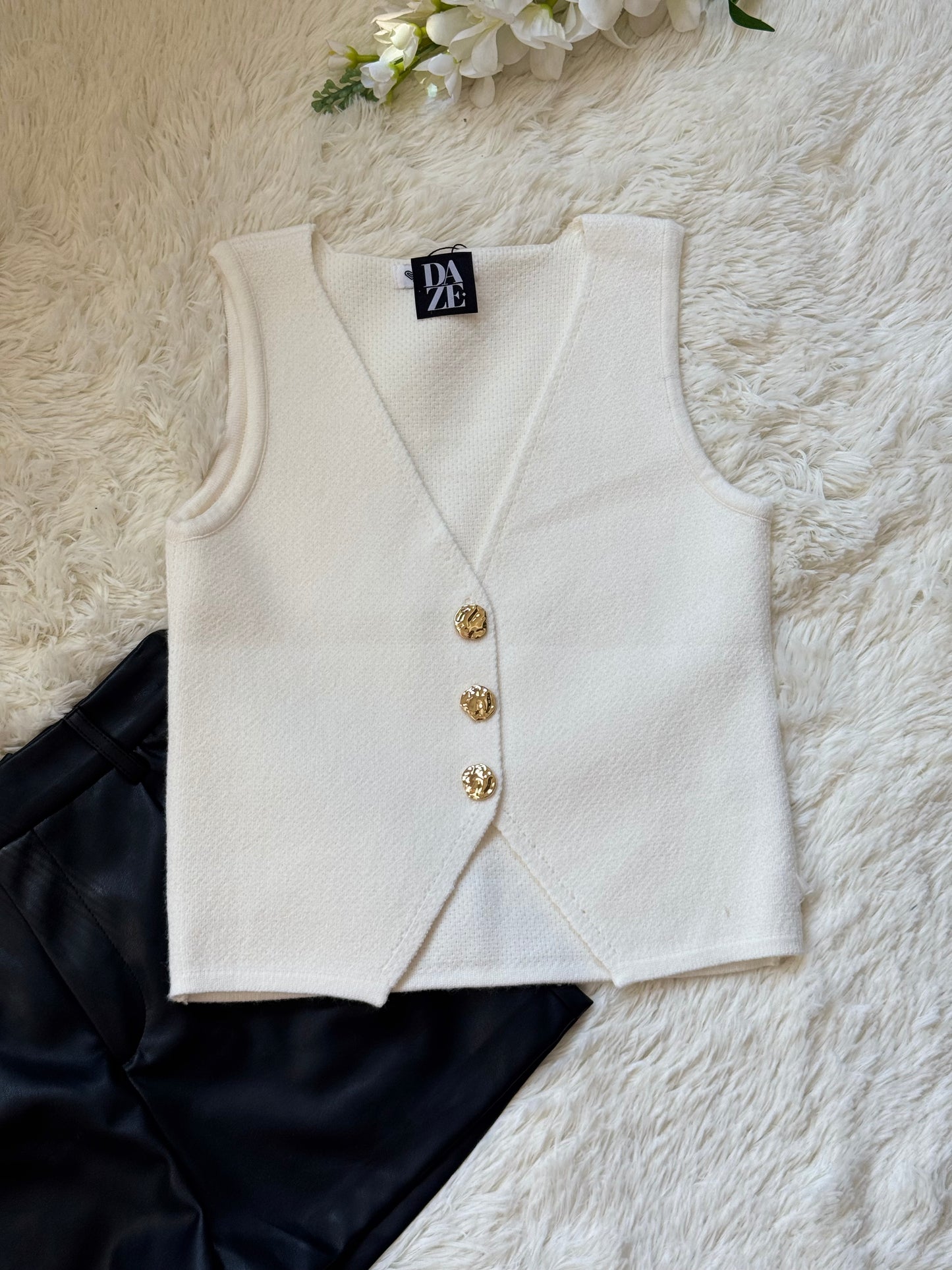 Chaleco tejido con botones dorados