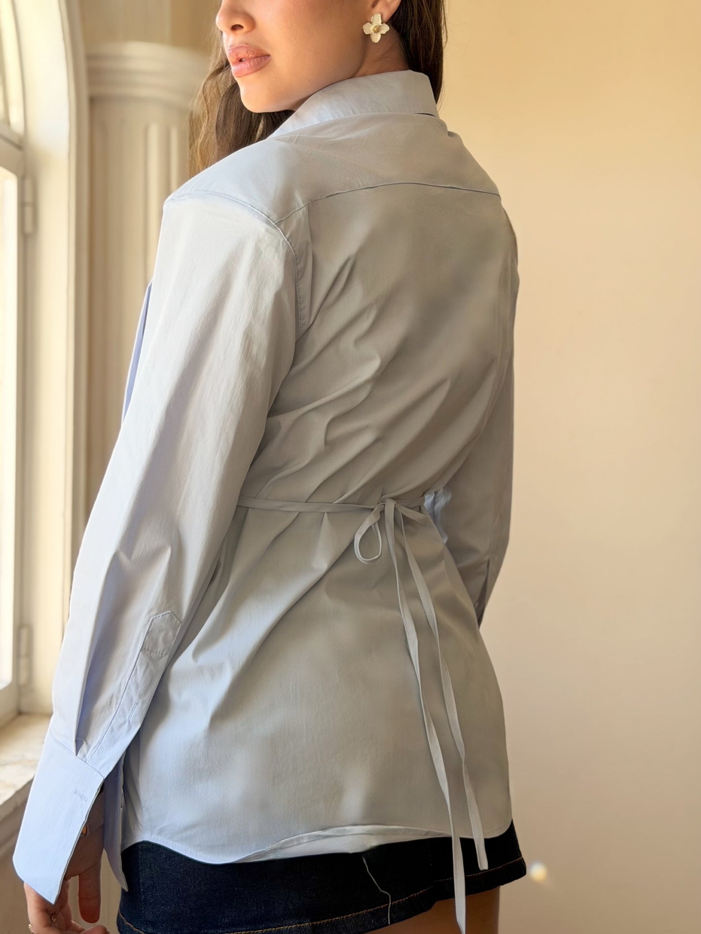 Camisa con hombreras y corbata
