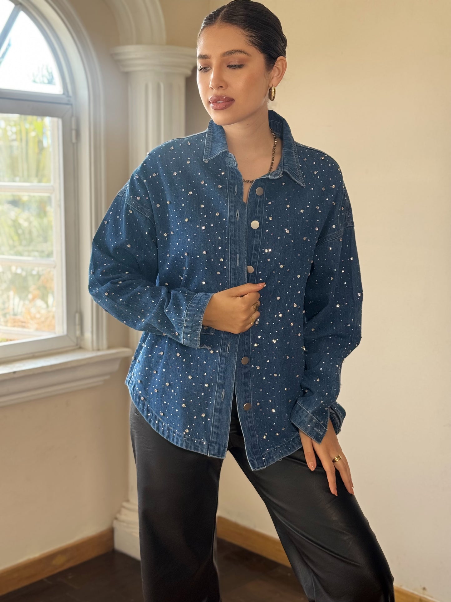 Sobre camisa de mezclilla con brillos
