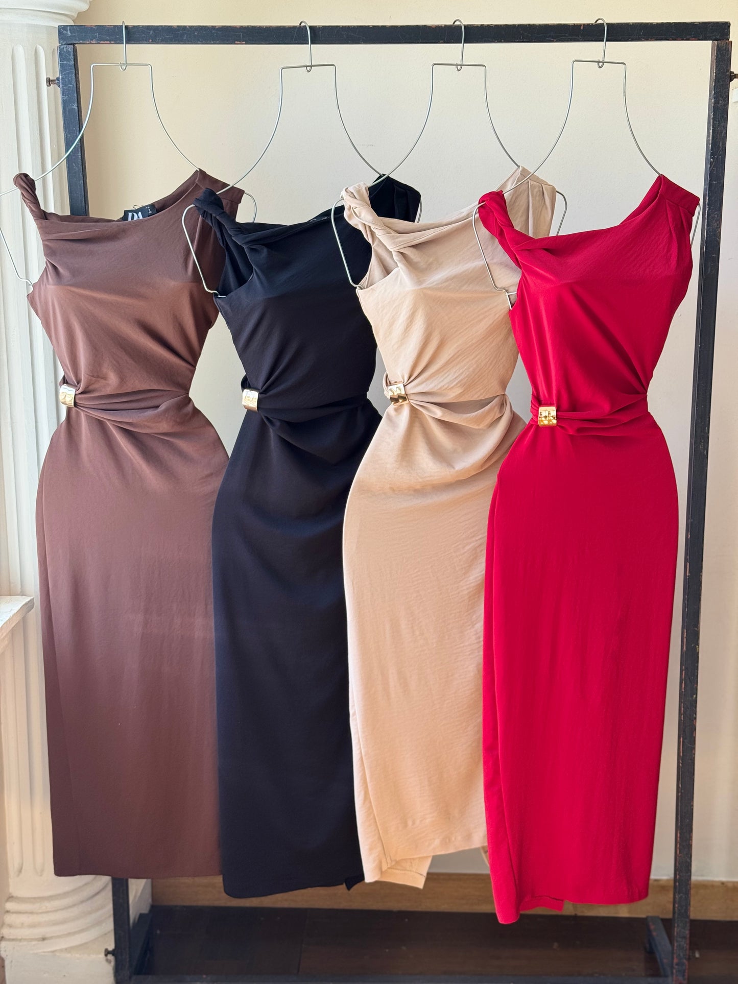 Vestido un hombro con broche