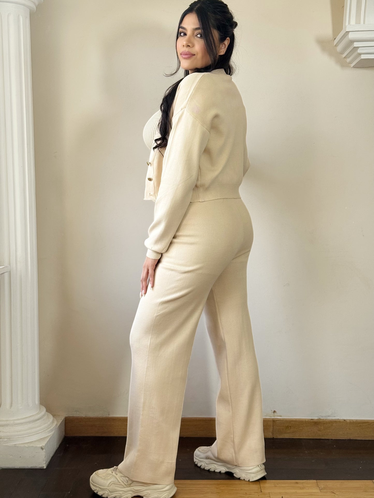 Conjunto tejido de tres piezas.
