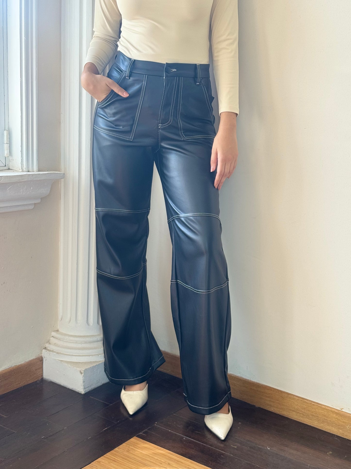 Pantalón de vinipiel con costura