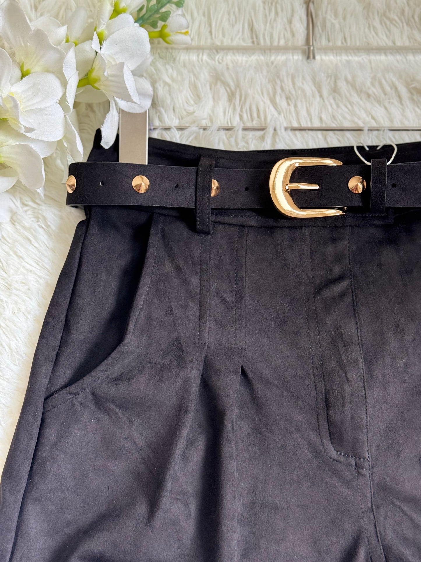 Short con cinturón de gamuza
