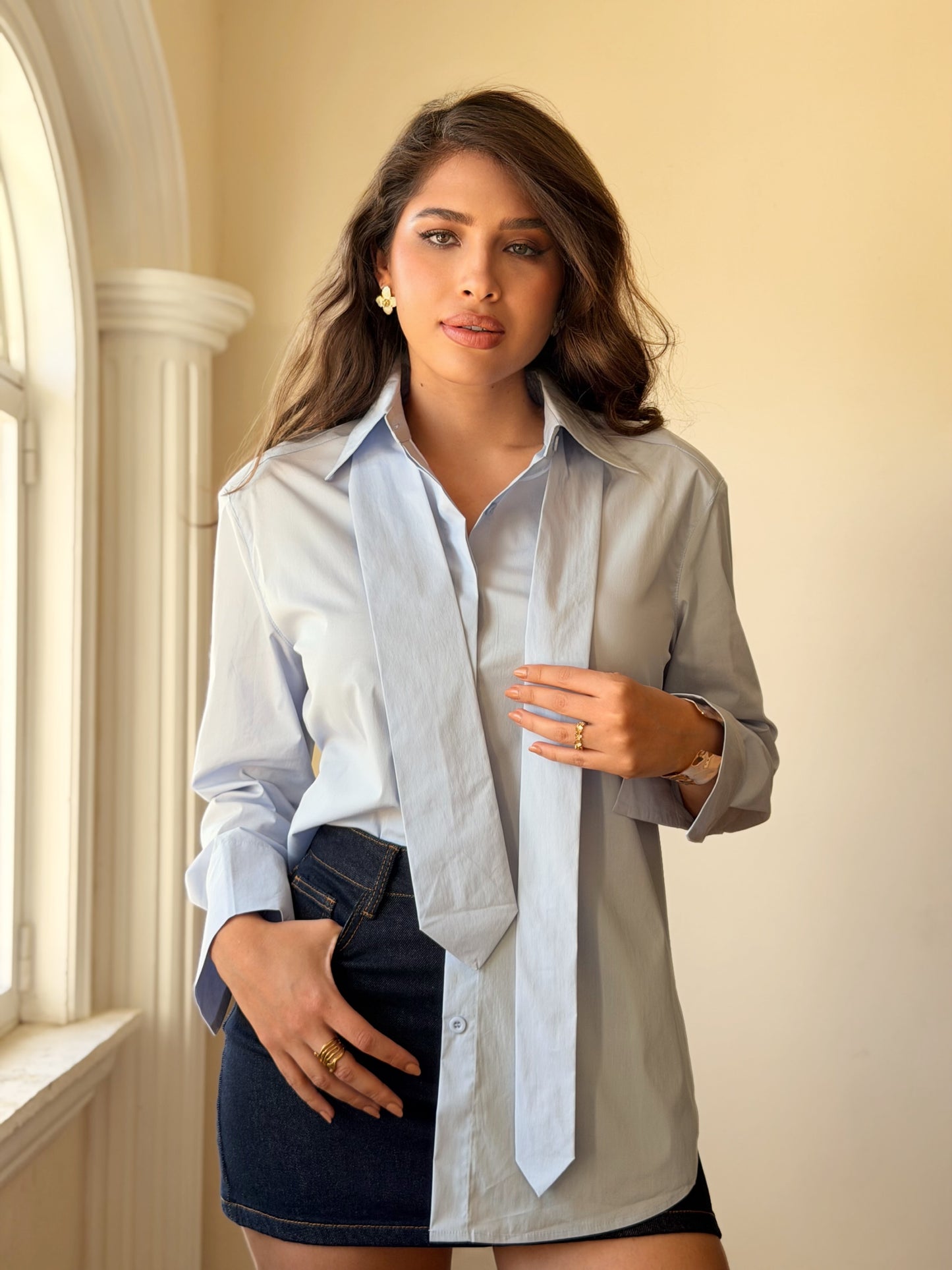 Camisa con hombreras y corbata