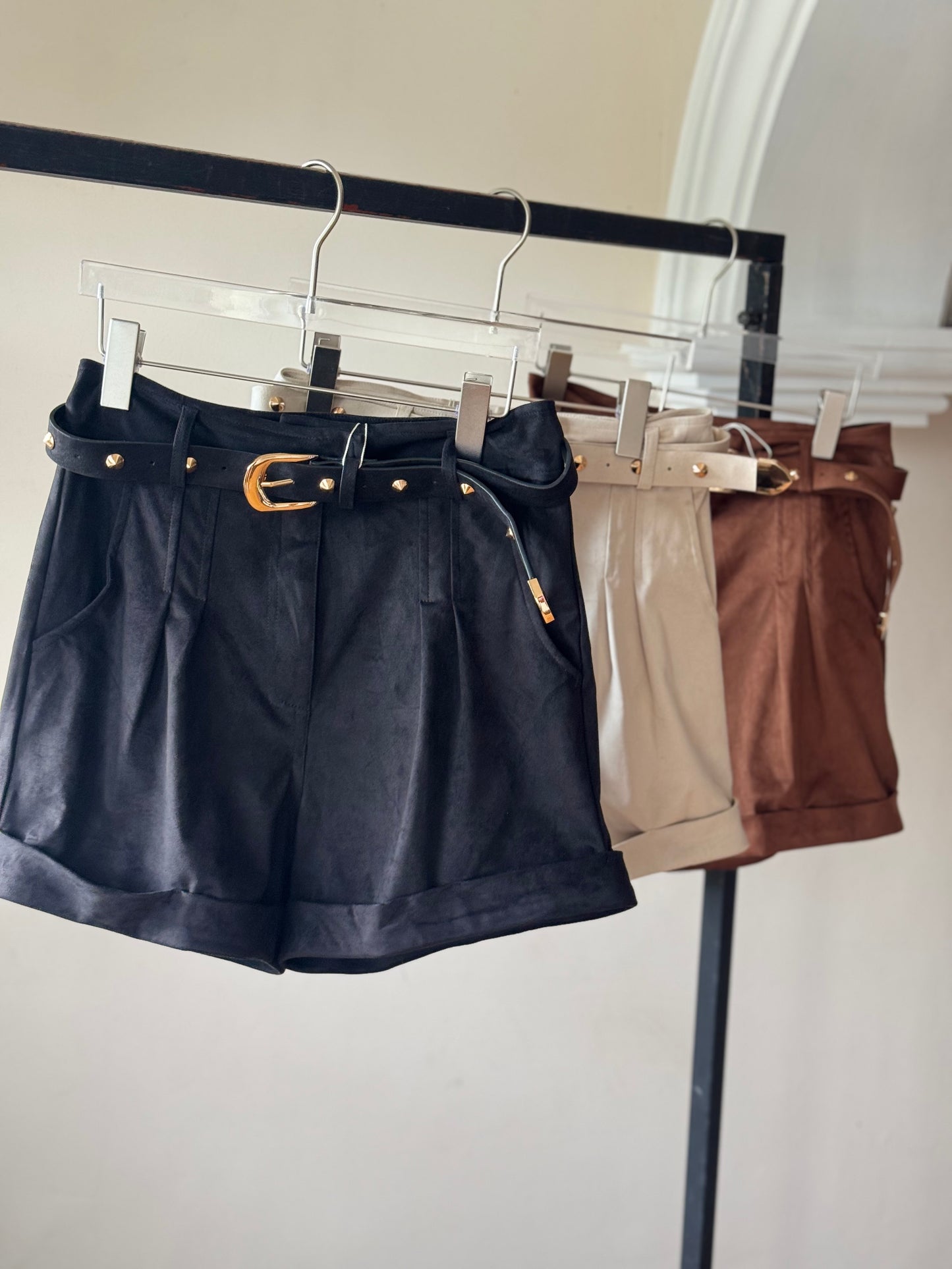 Short con cinturón de gamuza