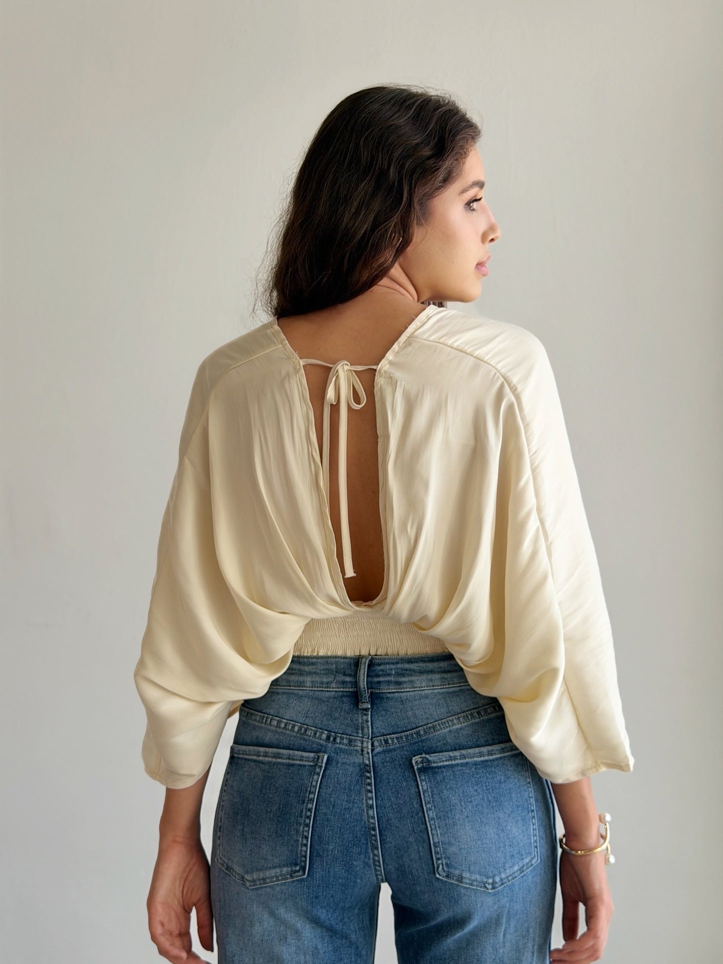 Blusa satinada drapeada de manga amplia