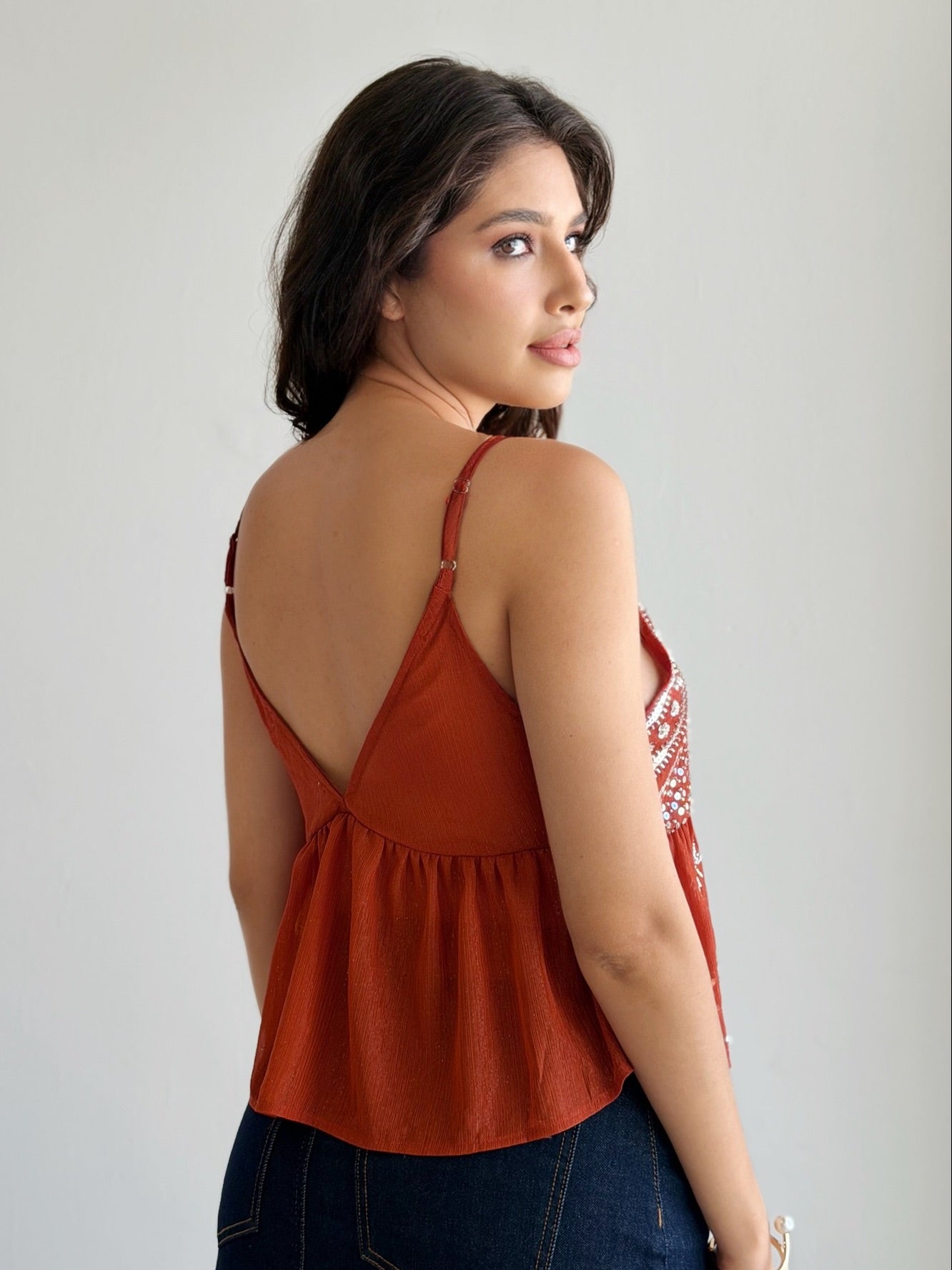 Blusa de tirantes bordada con lentejuela