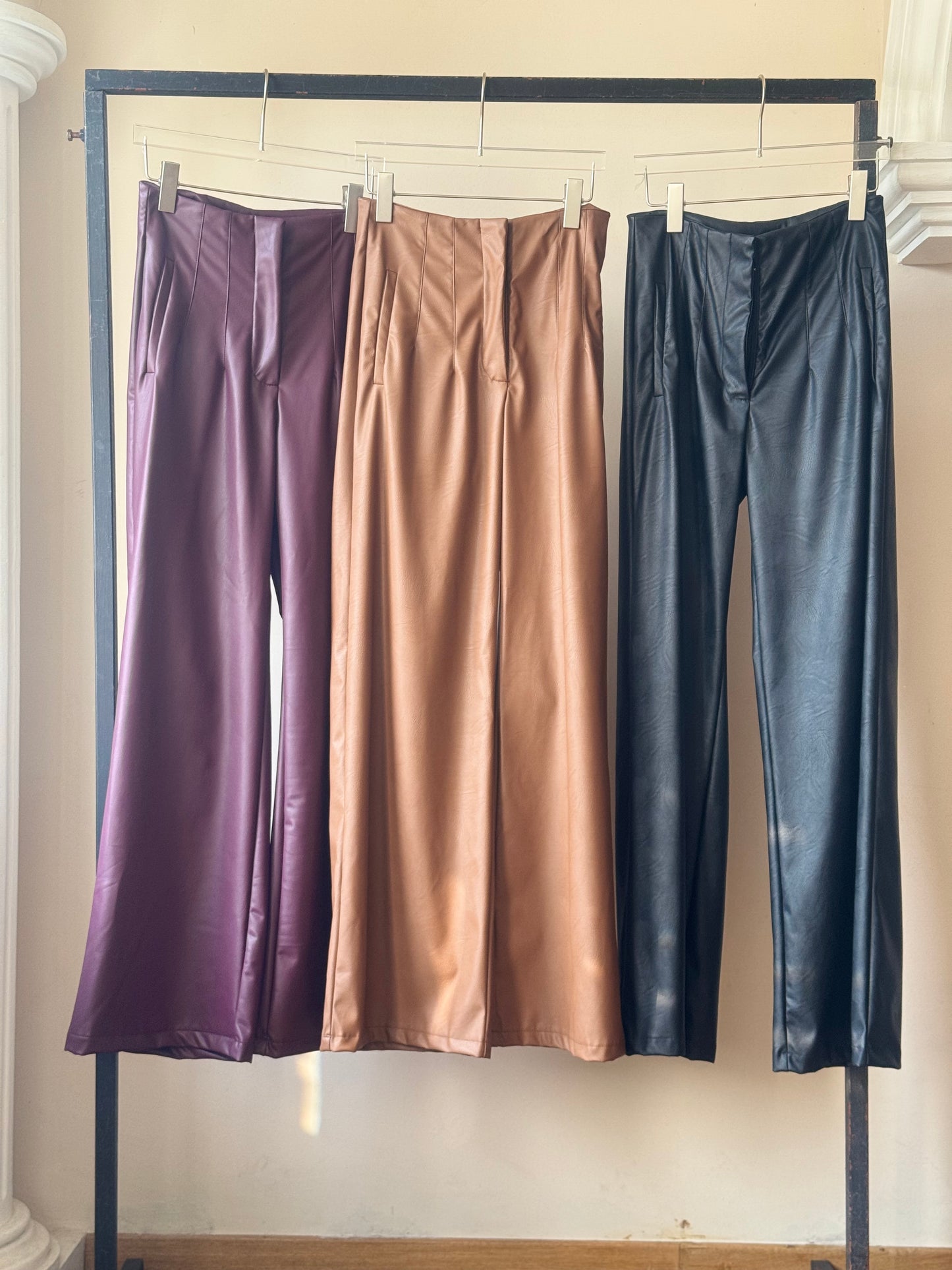 Pantalón con pinzas vinipiel