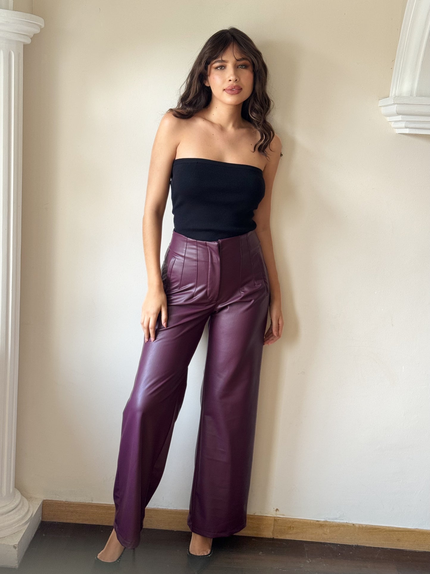 Pantalón con pinzas vinipiel