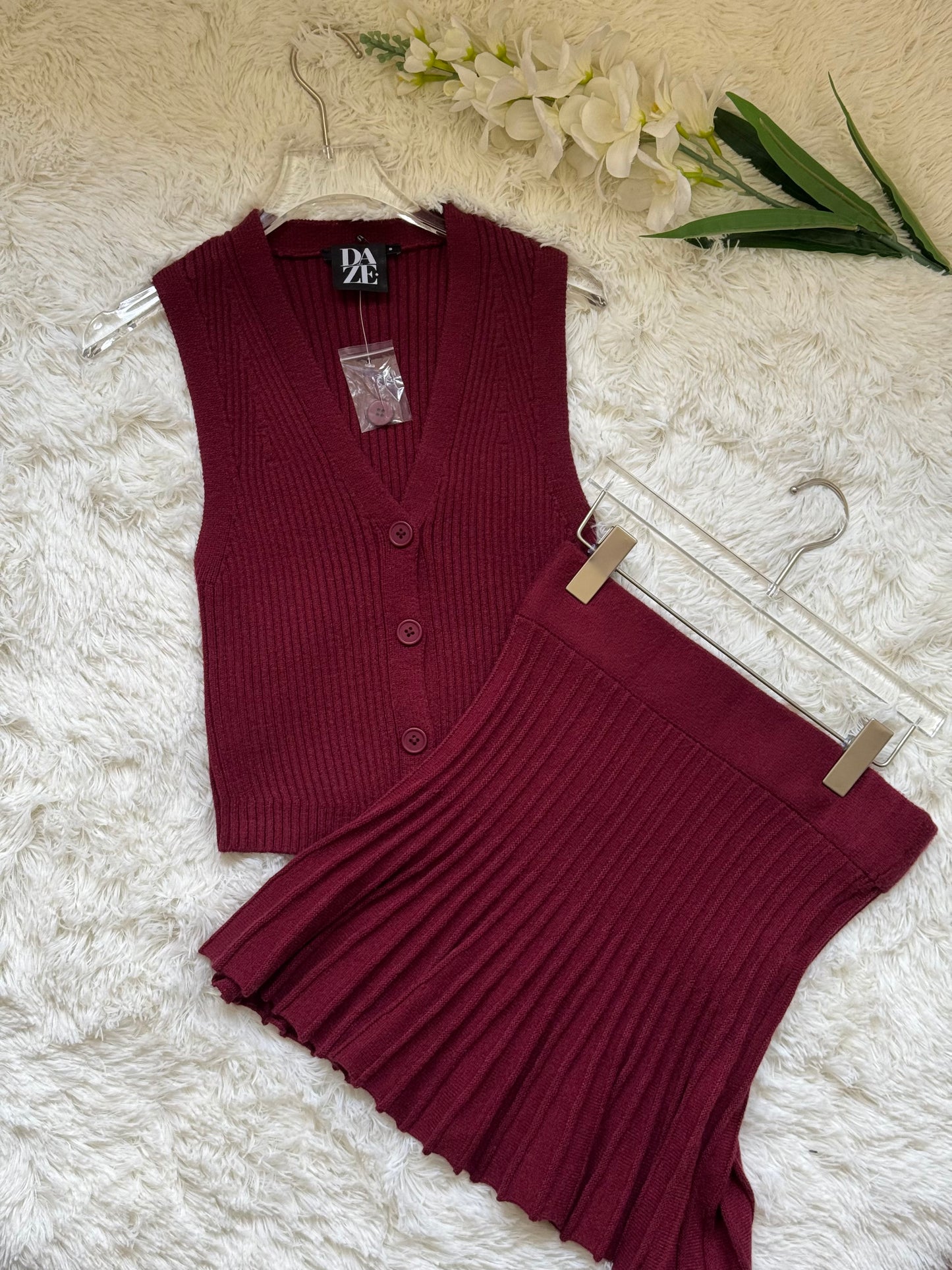 Conjunto de falda tableada y chaleco tejido